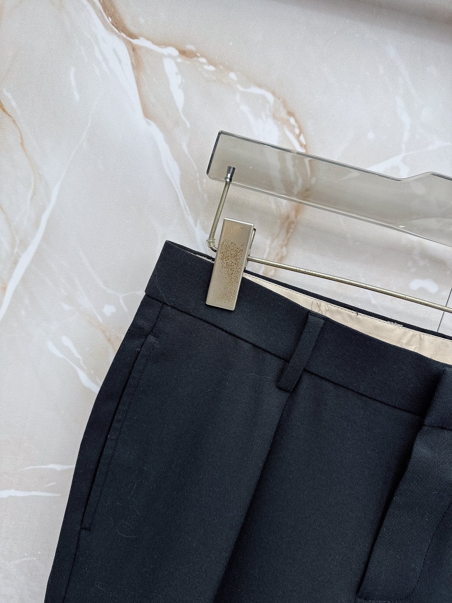 Loro Piana诺悠翩雅、2026春夏新品西裤，以利落剪裁重塑职场与日常穿搭的优雅边界。经典纯色调自