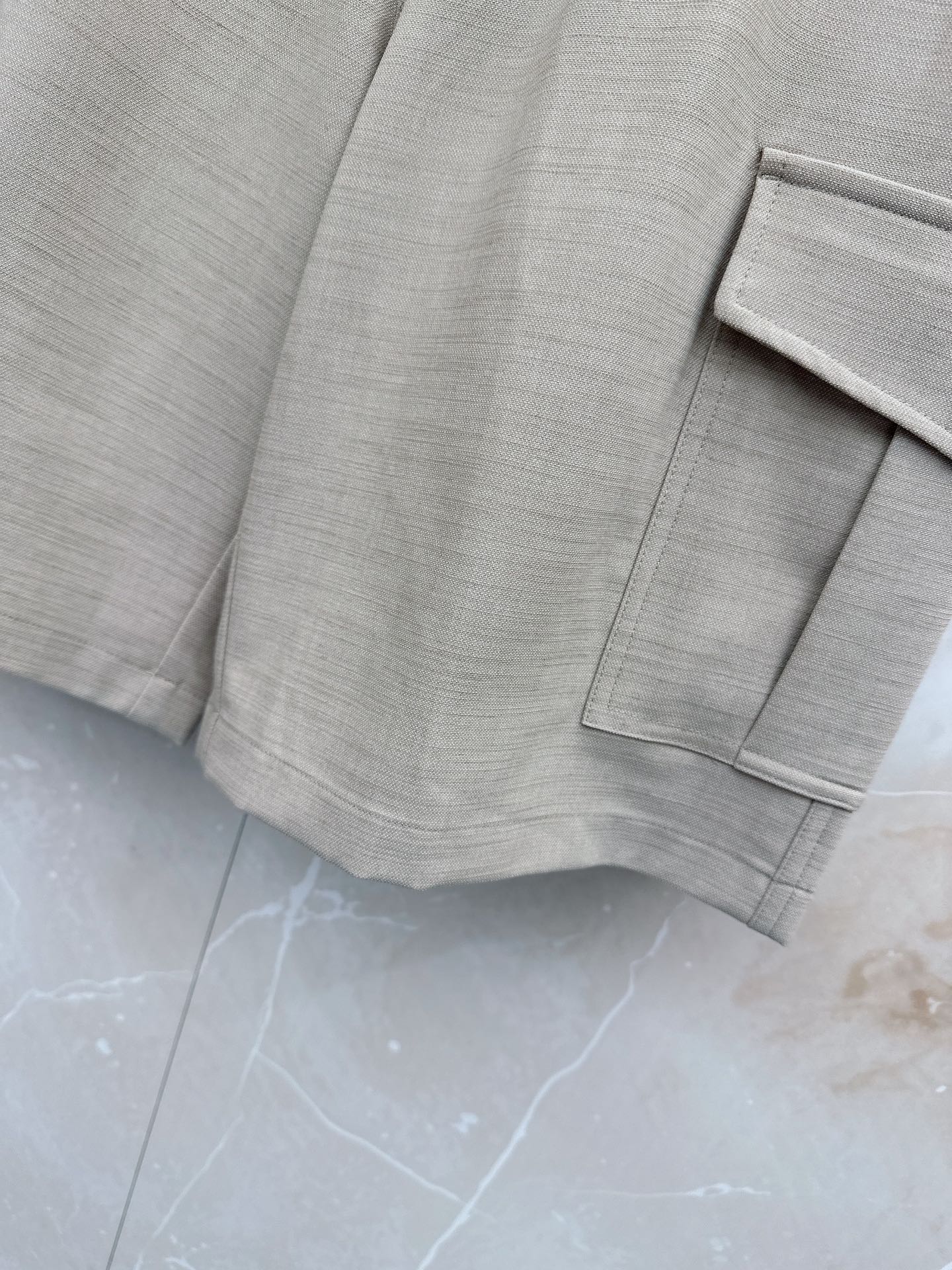 Loro Piana 春夏新品工装短裤，前中拉链开合，细纹面料，Logo五金标识。多袋工装裤，中腰裤头，