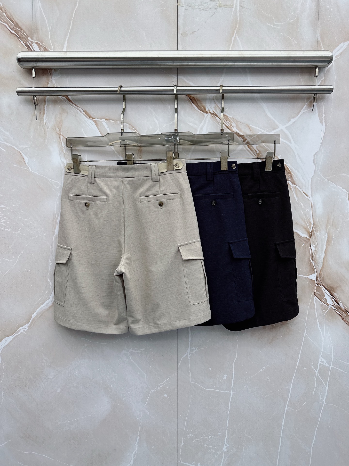 Loro Piana 春夏新品工装短裤，前中拉链开合，细纹面料，Logo五金标识。多袋工装裤，中腰裤头，