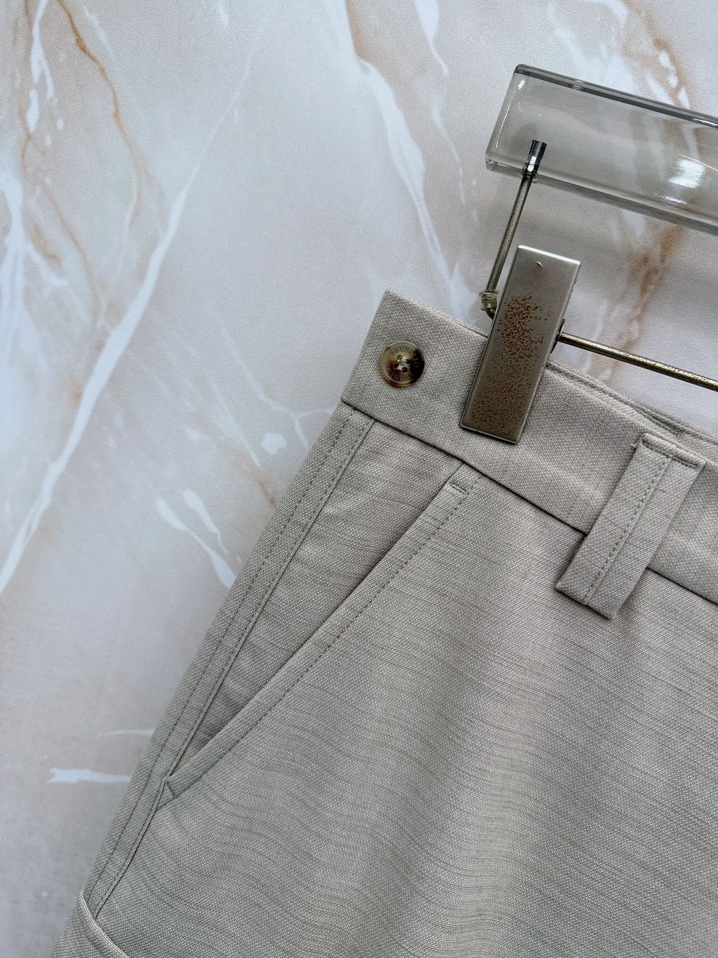 Loro Piana 春夏新品工装短裤，前中拉链开合，细纹面料，Logo五金标识。多袋工装裤，中腰裤头，