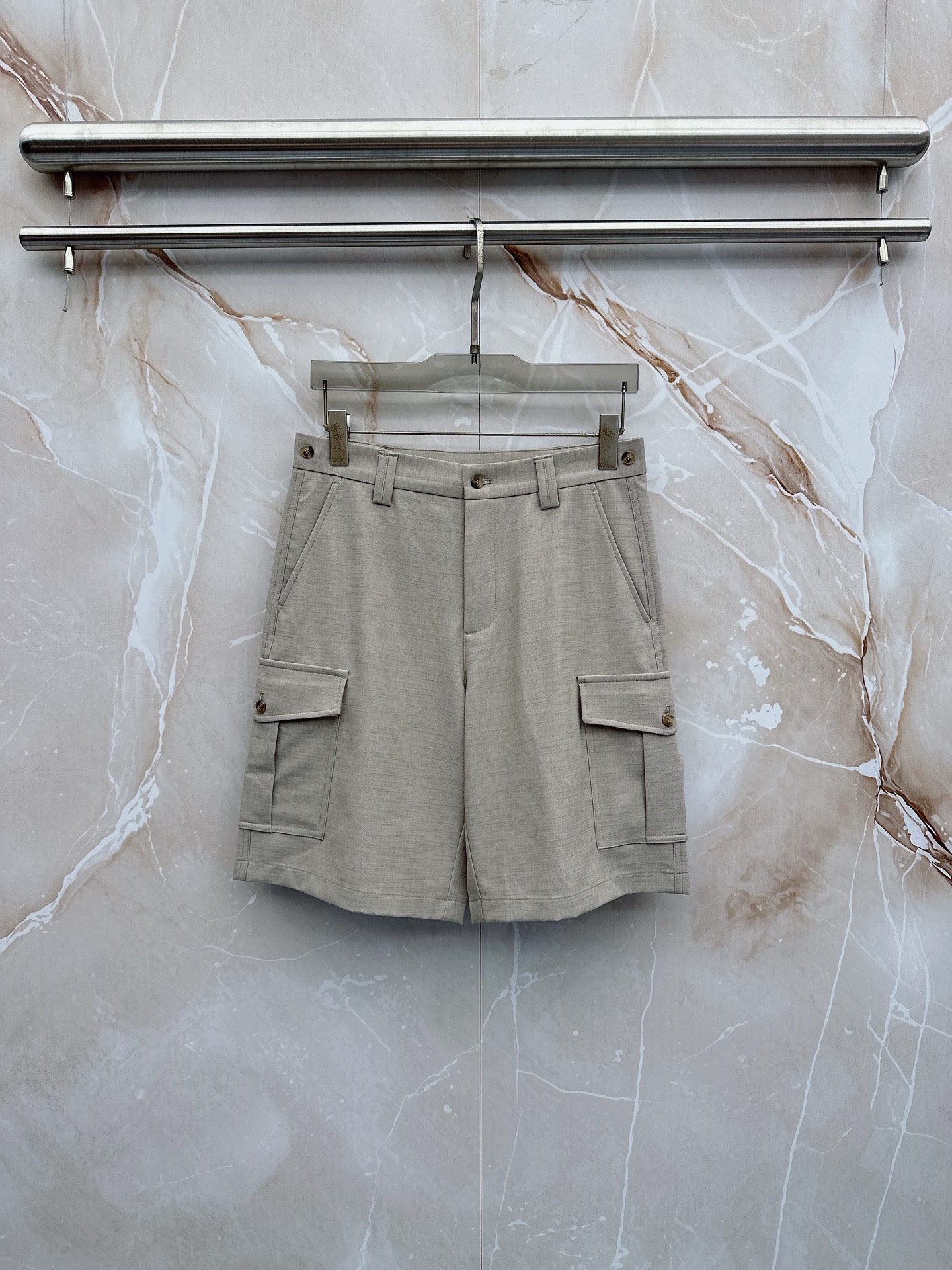 Loro Piana 春夏新品工装短裤，前中拉链开合，细纹面料，Logo五金标识。多袋工装裤，中腰裤头，