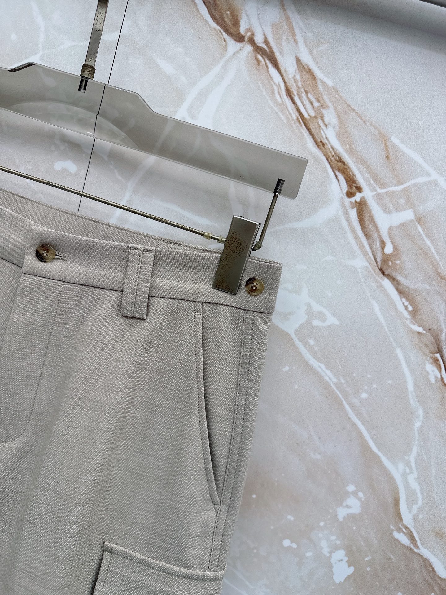 Loro Piana 春夏新品工装短裤，前中拉链开合，细纹面料，Logo五金标识。多袋工装裤，中腰裤头，