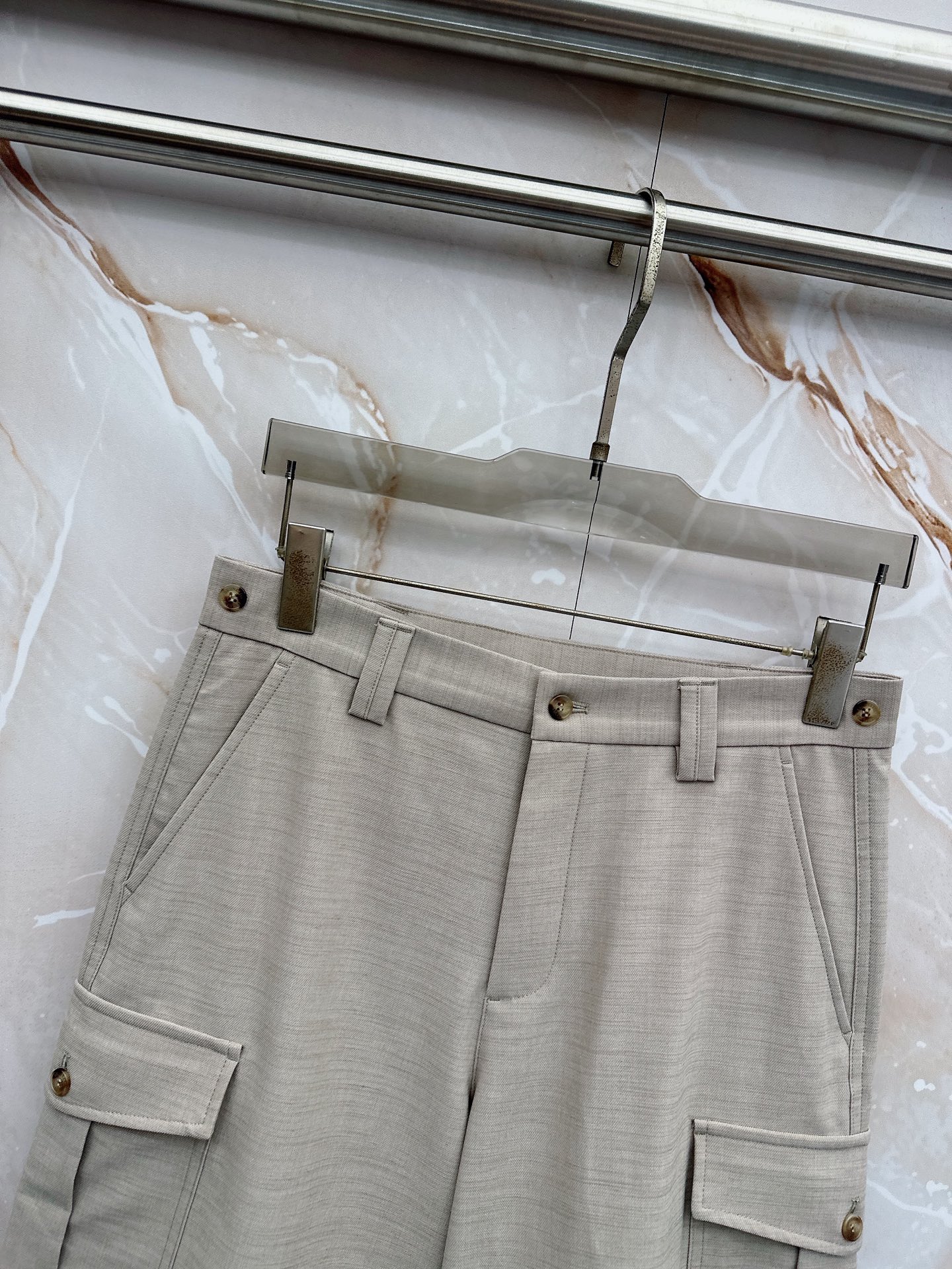 Loro Piana 春夏新品工装短裤，前中拉链开合，细纹面料，Logo五金标识。多袋工装裤，中腰裤头，