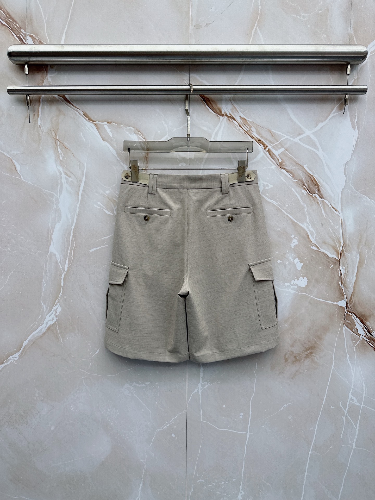 Loro Piana 春夏新品工装短裤，前中拉链开合，细纹面料，Logo五金标识。多袋工装裤，中腰裤头，