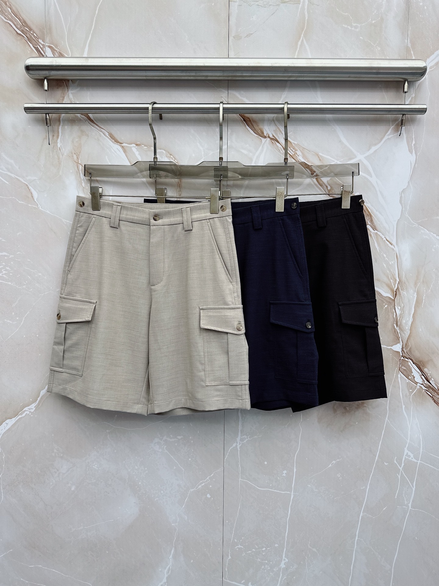 Loro Piana 春夏新品工装短裤，前中拉链开合，细纹面料，Logo五金标识。多袋工装裤，中腰裤头，