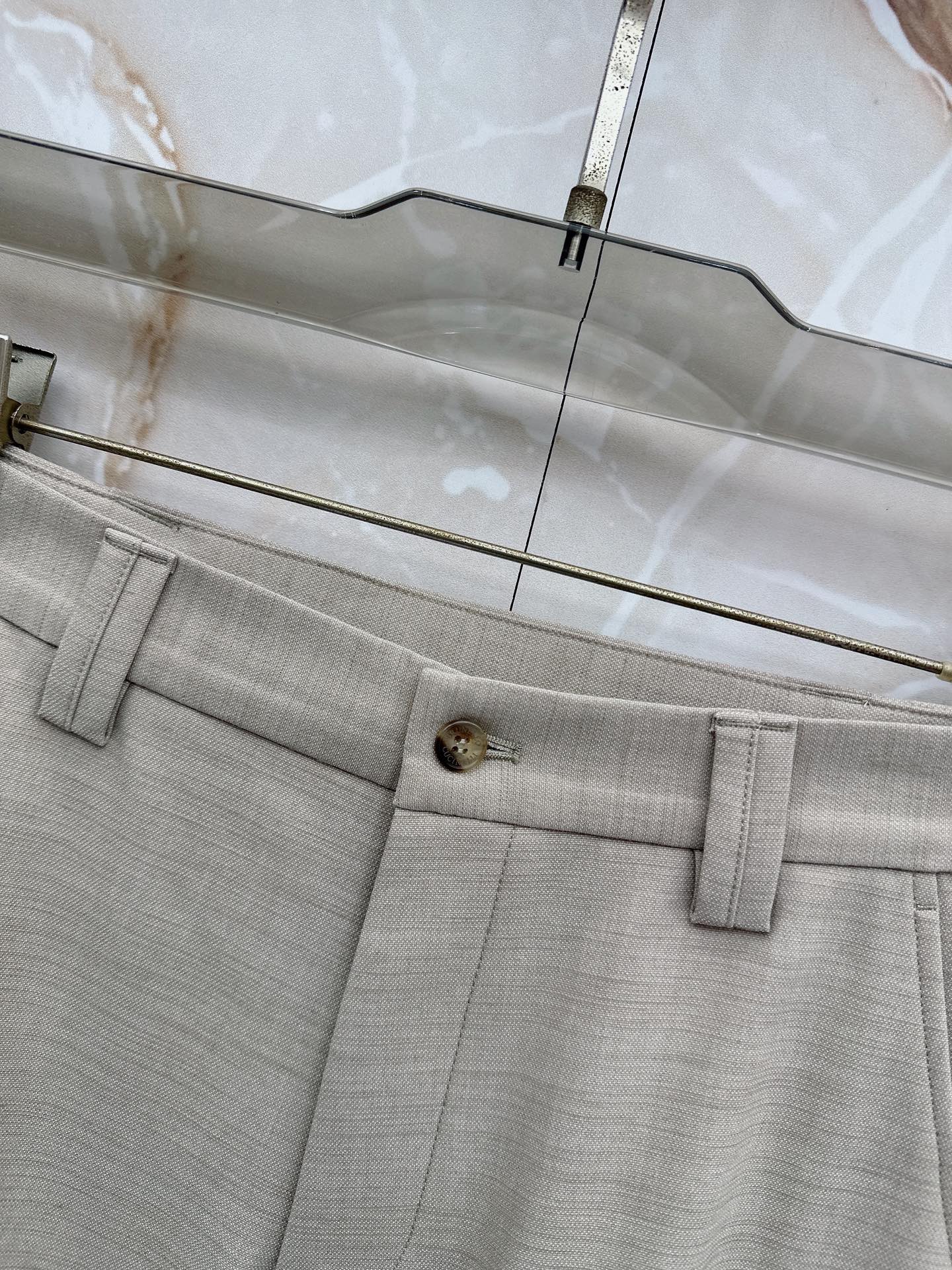 Loro Piana 春夏新品工装短裤，前中拉链开合，细纹面料，Logo五金标识。多袋工装裤，中腰裤头，