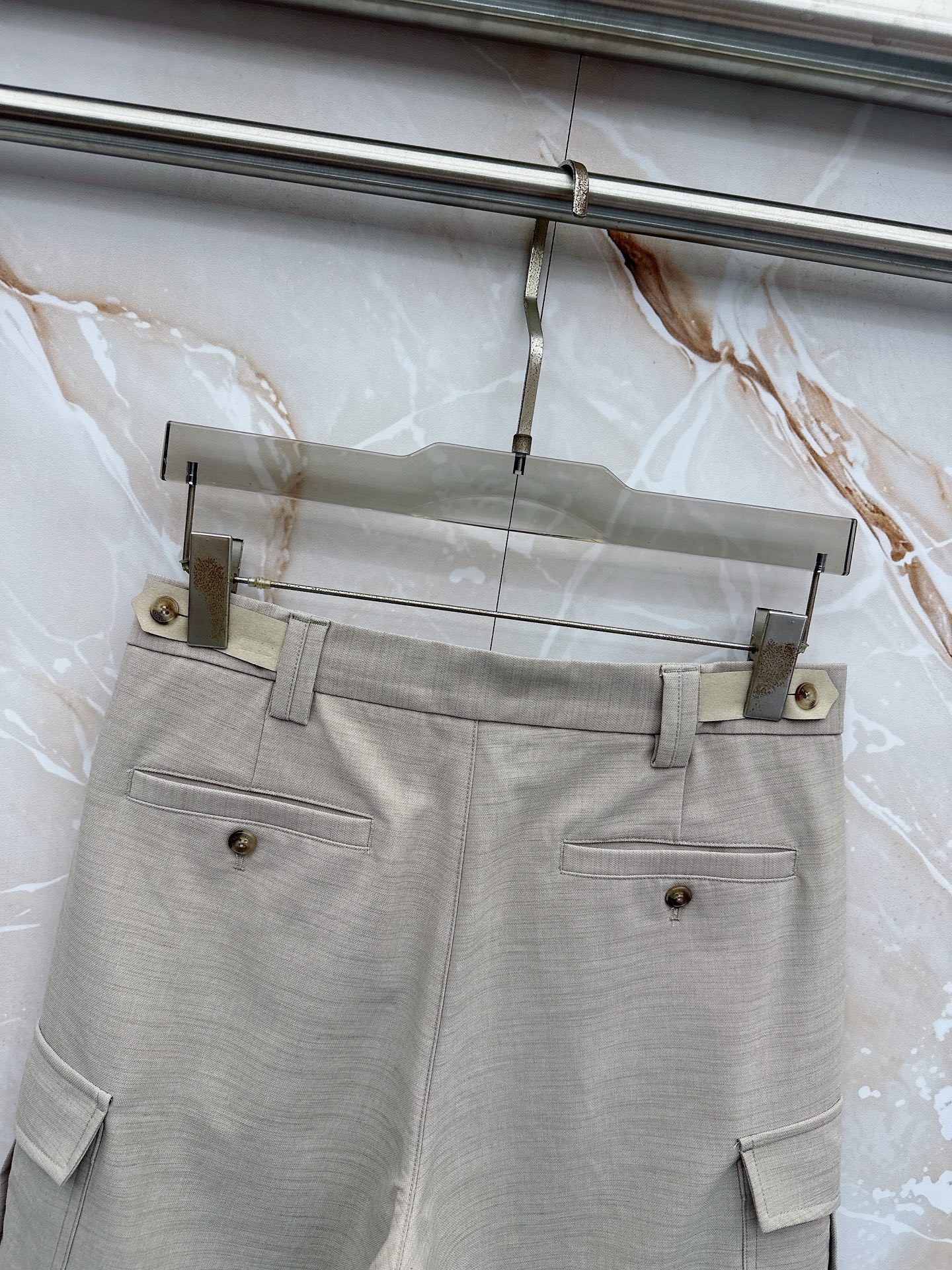 Loro Piana 春夏新品工装短裤，前中拉链开合，细纹面料，Logo五金标识。多袋工装裤，中腰裤头，