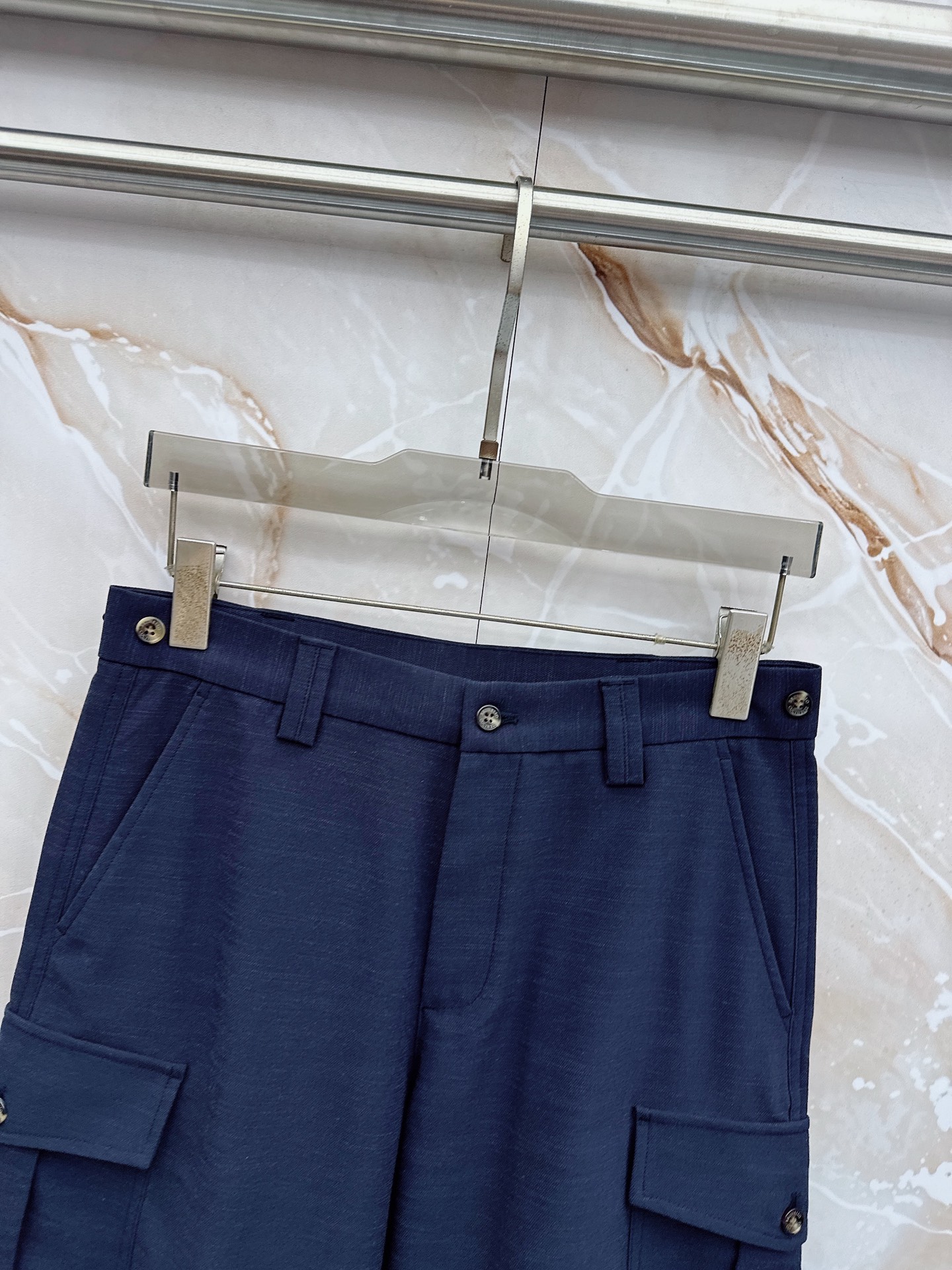 Loro Piana 春夏新品工装短裤，前中拉链开合，细纹面料，Logo五金标识。多袋工装裤，中腰裤头，