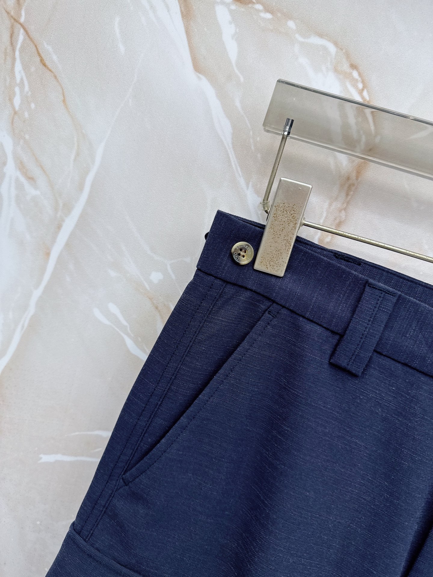 Loro Piana 春夏新品工装短裤，前中拉链开合，细纹面料，Logo五金标识。多袋工装裤，中腰裤头，