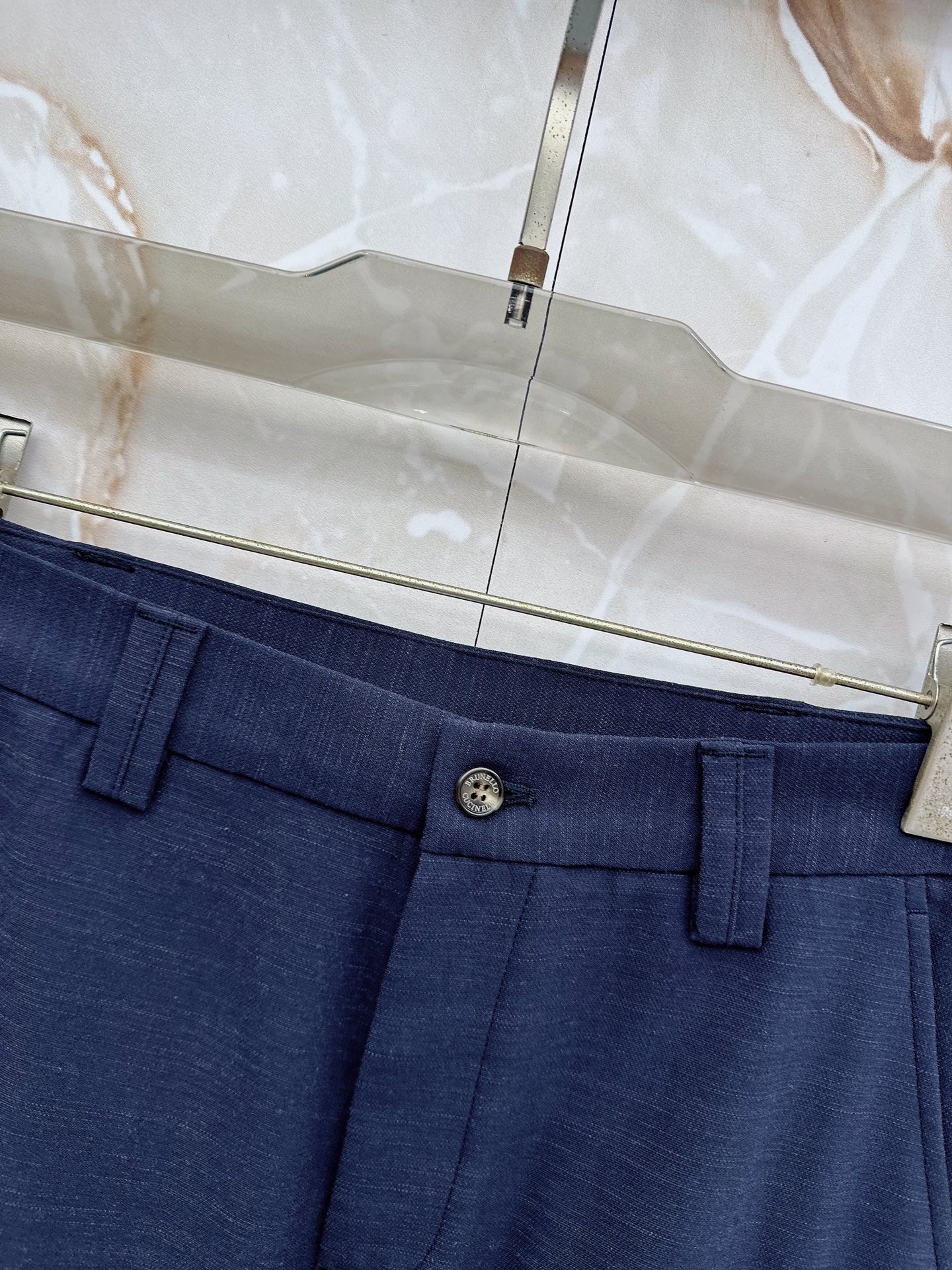 Loro Piana 春夏新品工装短裤，前中拉链开合，细纹面料，Logo五金标识。多袋工装裤，中腰裤头，