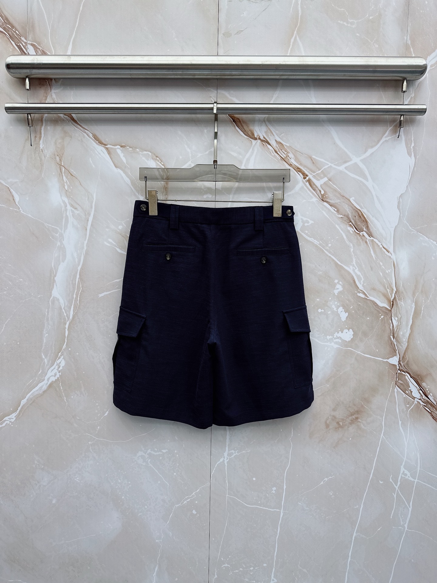 Loro Piana 春夏新品工装短裤，前中拉链开合，细纹面料，Logo五金标识。多袋工装裤，中腰裤头，