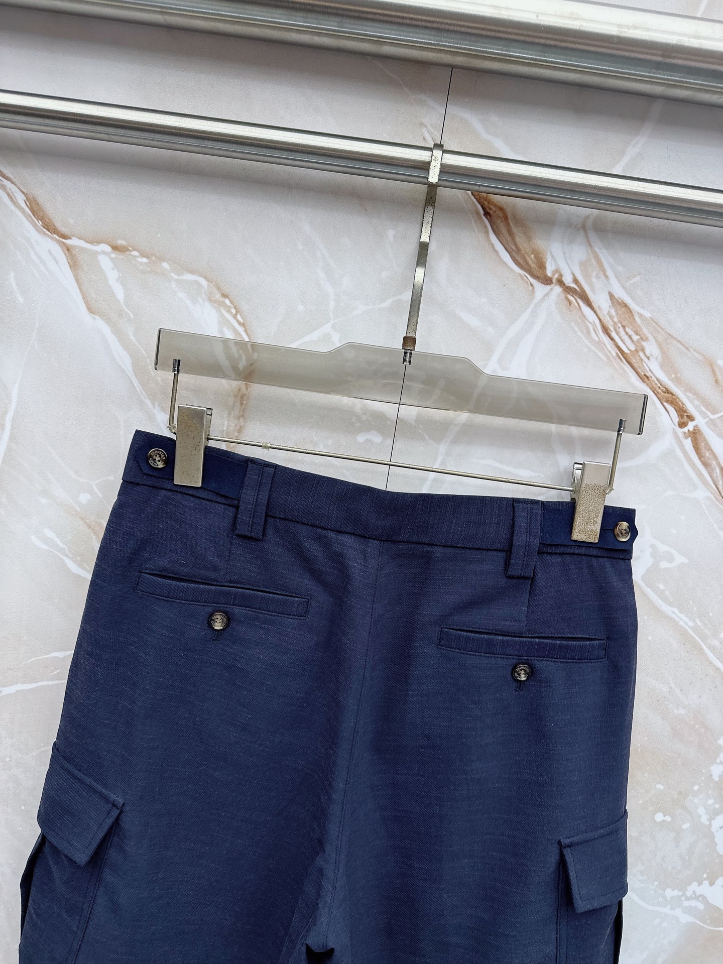 Loro Piana 春夏新品工装短裤，前中拉链开合，细纹面料，Logo五金标识。多袋工装裤，中腰裤头，