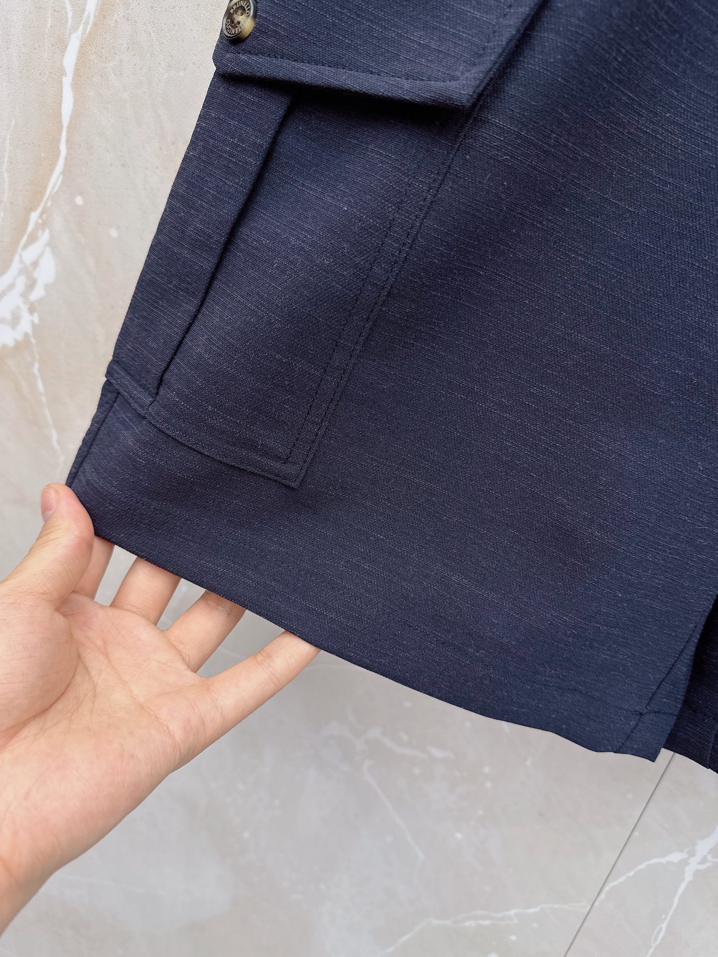 Loro Piana 春夏新品工装短裤，前中拉链开合，细纹面料，Logo五金标识。多袋工装裤，中腰裤头，