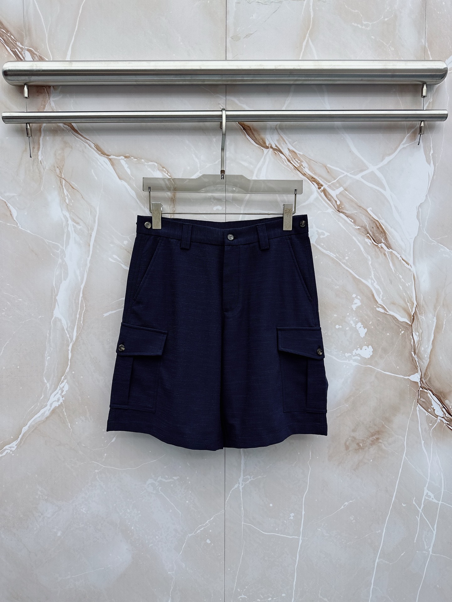 Loro Piana 春夏新品工装短裤，前中拉链开合，细纹面料，Logo五金标识。多袋工装裤，中腰裤头，