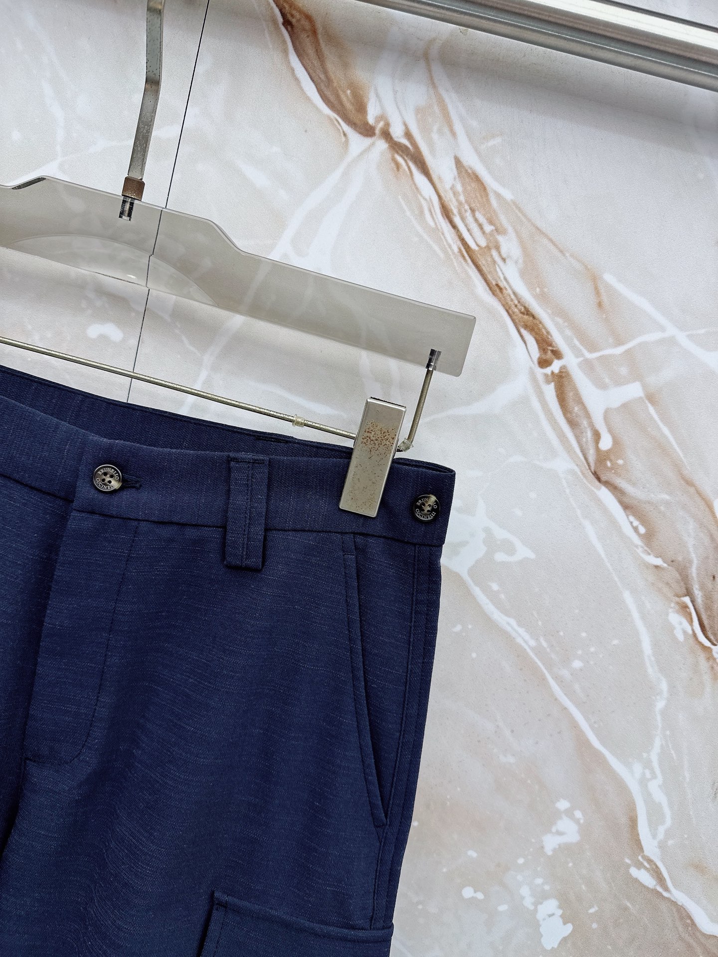 Loro Piana 春夏新品工装短裤，前中拉链开合，细纹面料，Logo五金标识。多袋工装裤，中腰裤头，