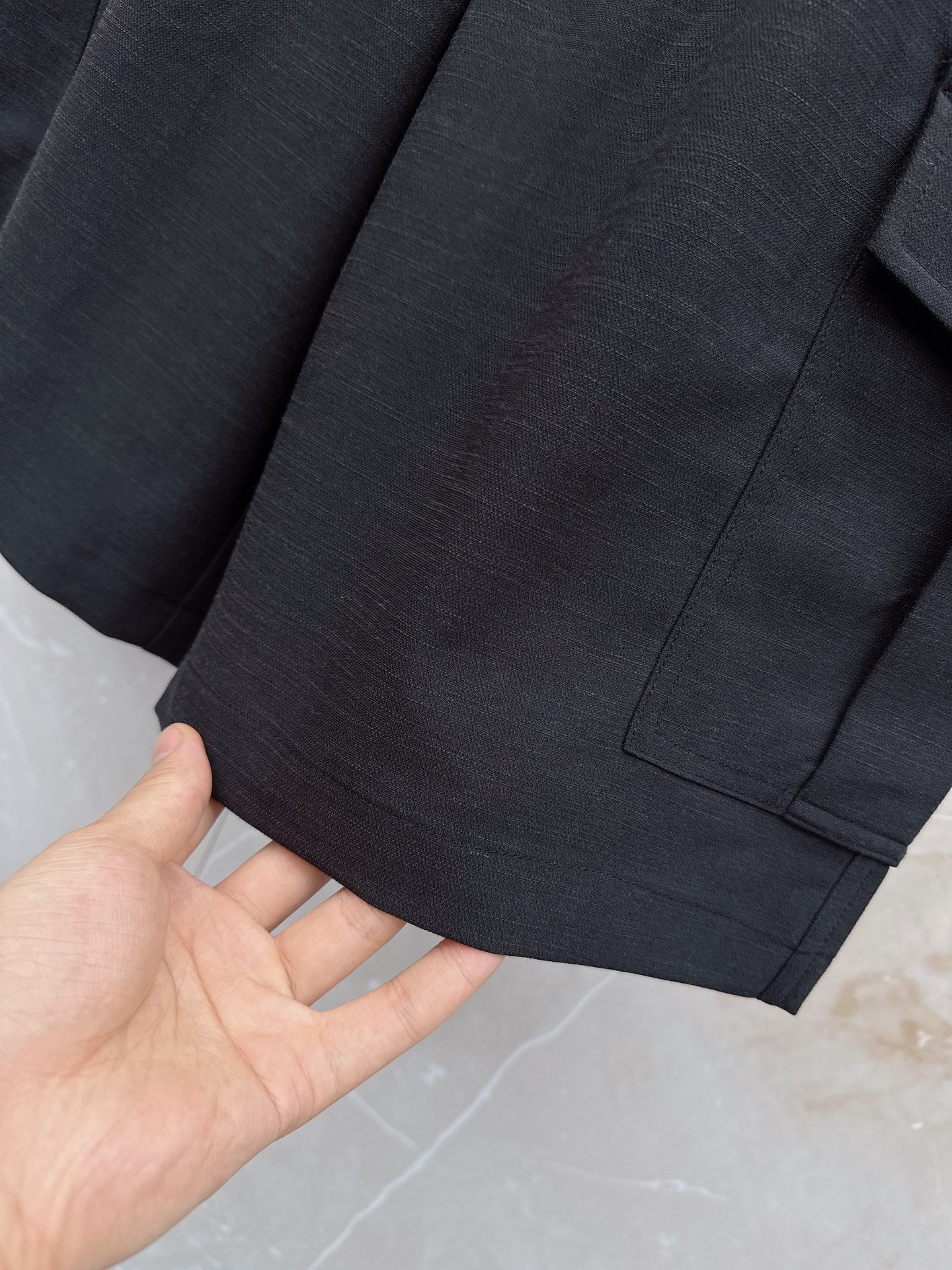 Loro Piana 春夏新品工装短裤，前中拉链开合，细纹面料，Logo五金标识。多袋工装裤，中腰裤头，