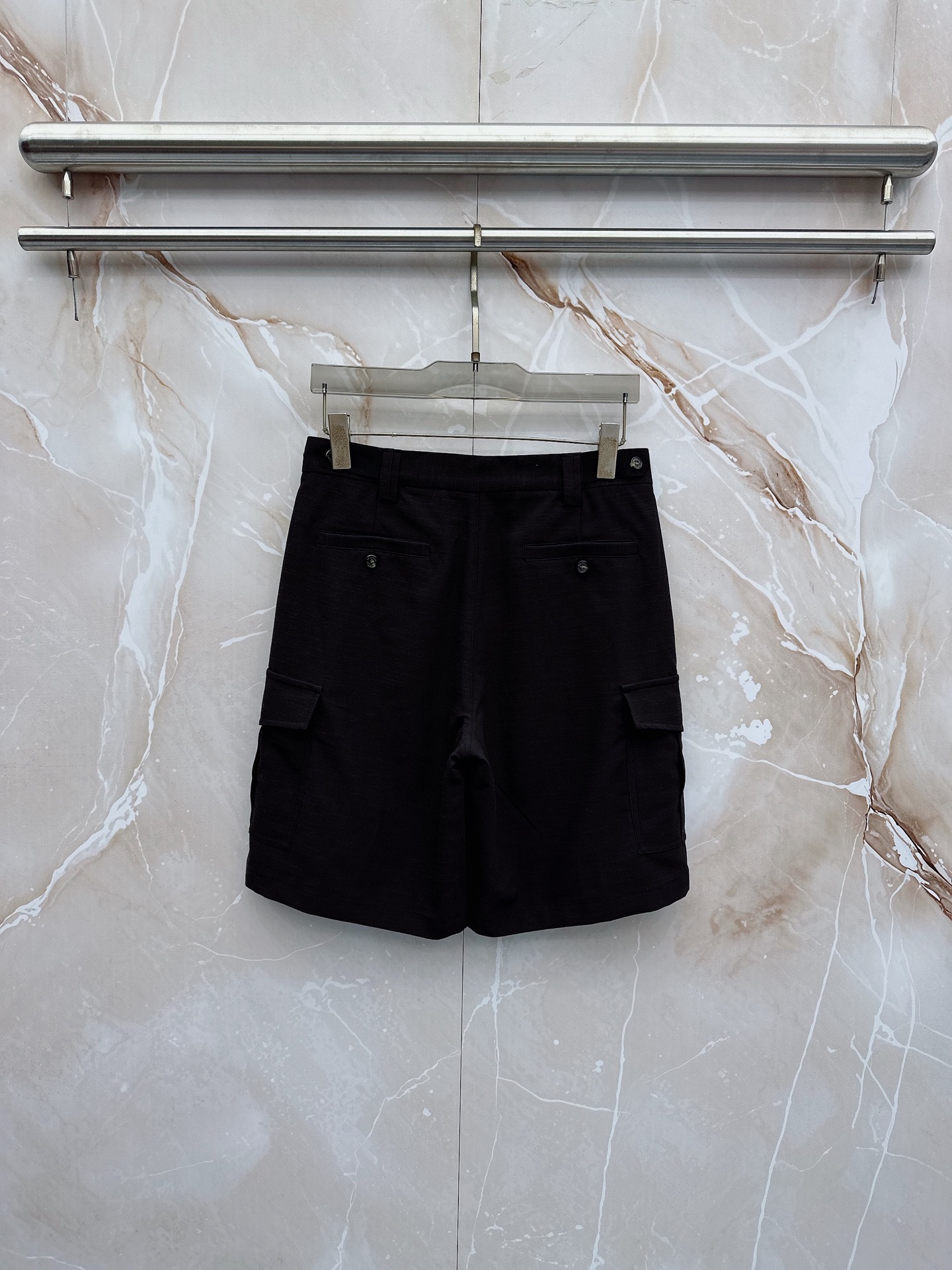 Loro Piana 春夏新品工装短裤，前中拉链开合，细纹面料，Logo五金标识。多袋工装裤，中腰裤头，