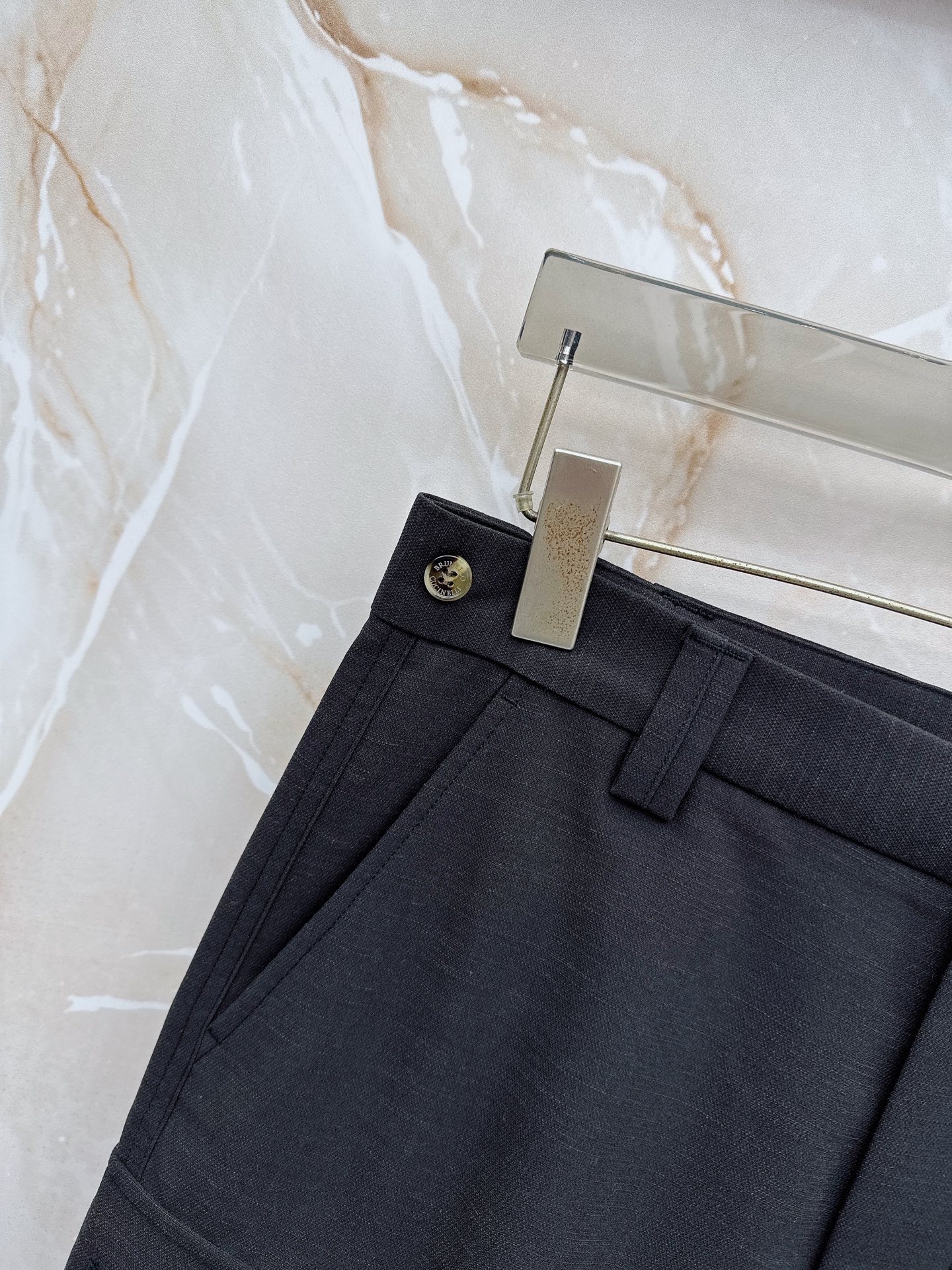 Loro Piana 春夏新品工装短裤，前中拉链开合，细纹面料，Logo五金标识。多袋工装裤，中腰裤头，