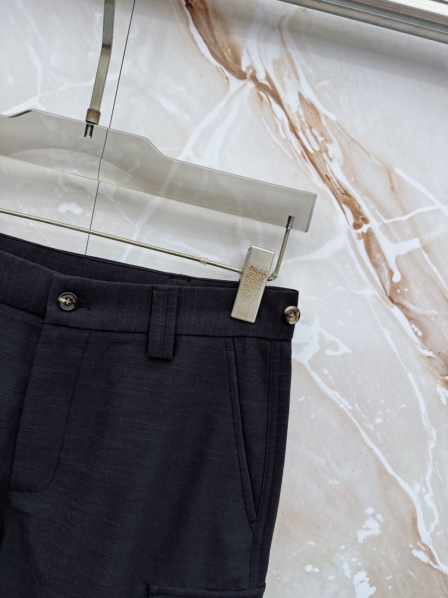 Loro Piana 春夏新品工装短裤，前中拉链开合，细纹面料，Logo五金标识。多袋工装裤，中腰裤头，