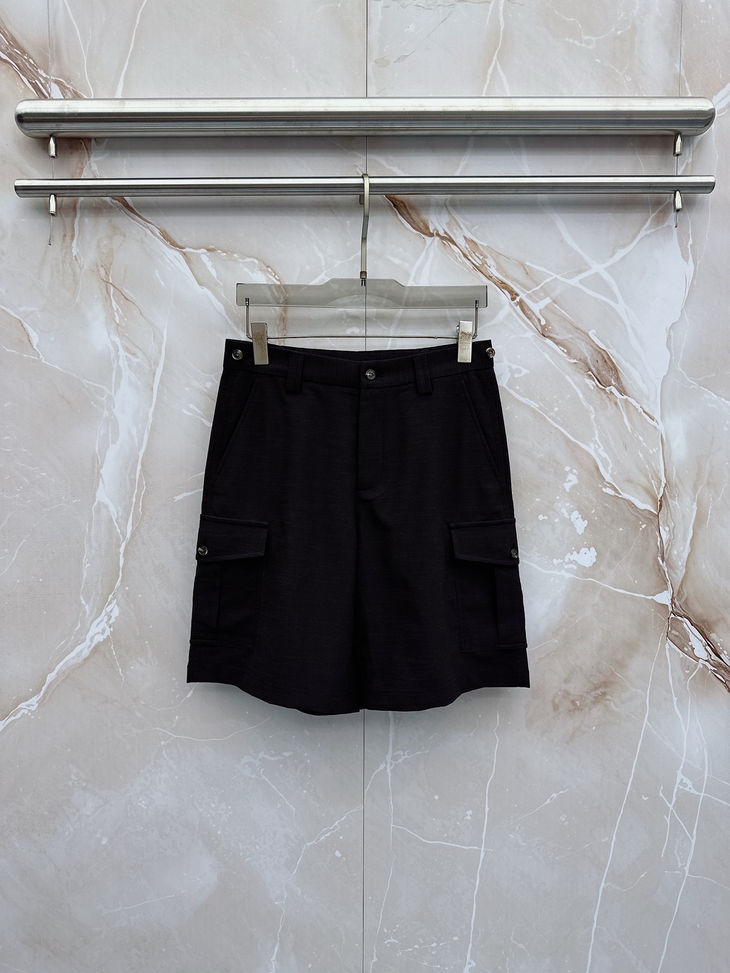 Loro Piana 春夏新品工装短裤，前中拉链开合，细纹面料，Logo五金标识。多袋工装裤，中腰裤头，