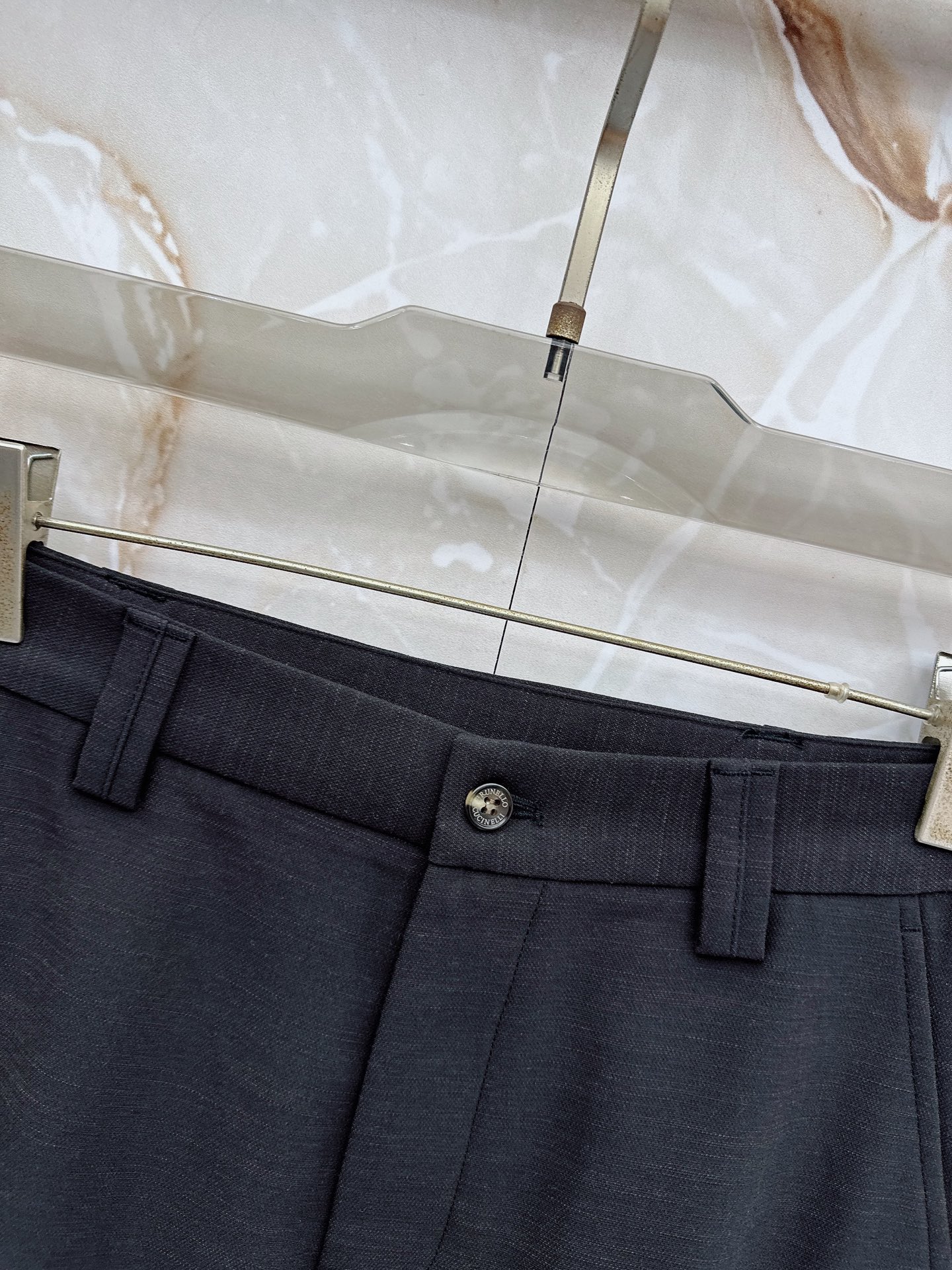 Loro Piana 春夏新品工装短裤，前中拉链开合，细纹面料，Logo五金标识。多袋工装裤，中腰裤头，