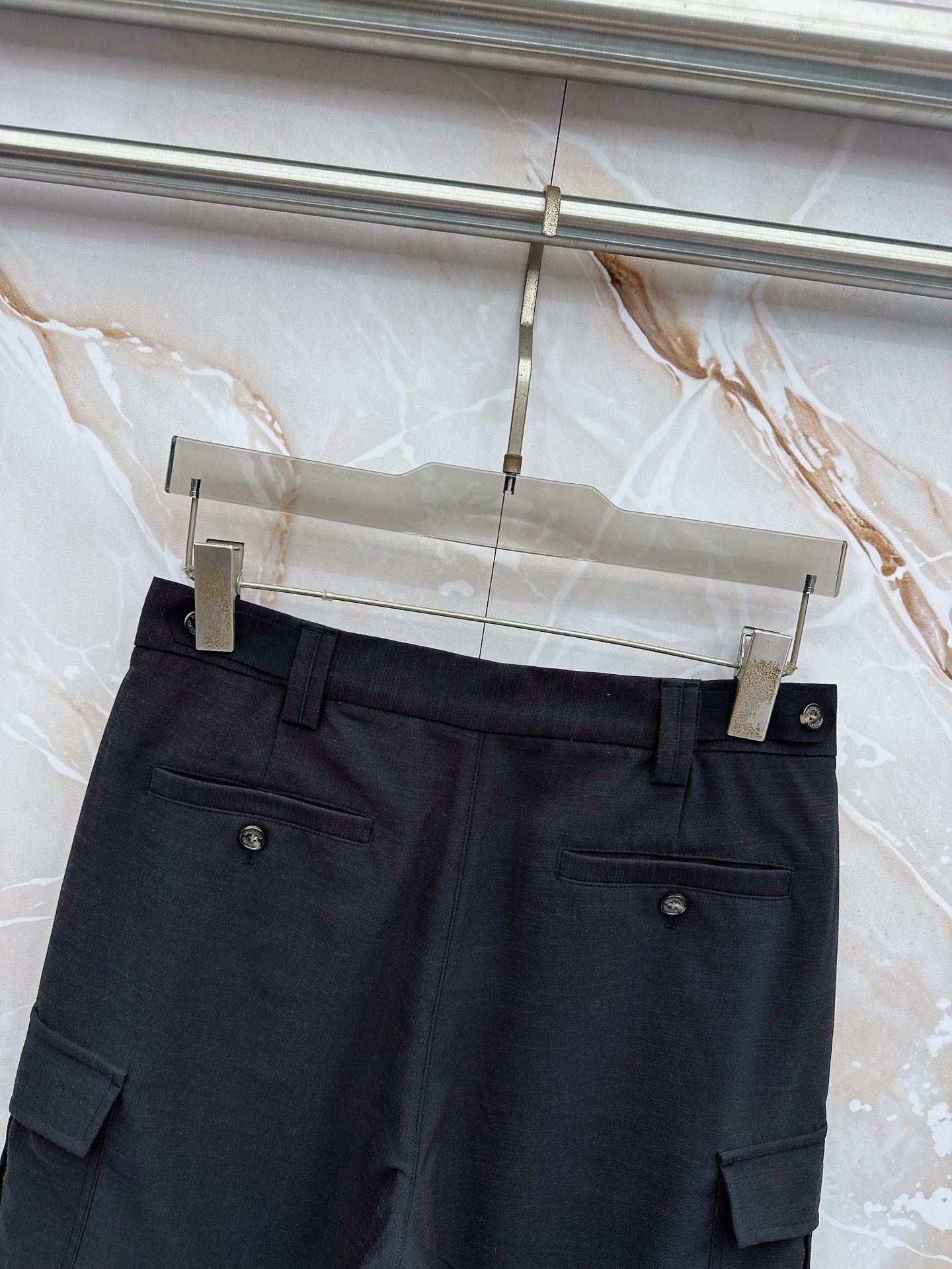 Loro Piana 春夏新品工装短裤，前中拉链开合，细纹面料，Logo五金标识。多袋工装裤，中腰裤头，