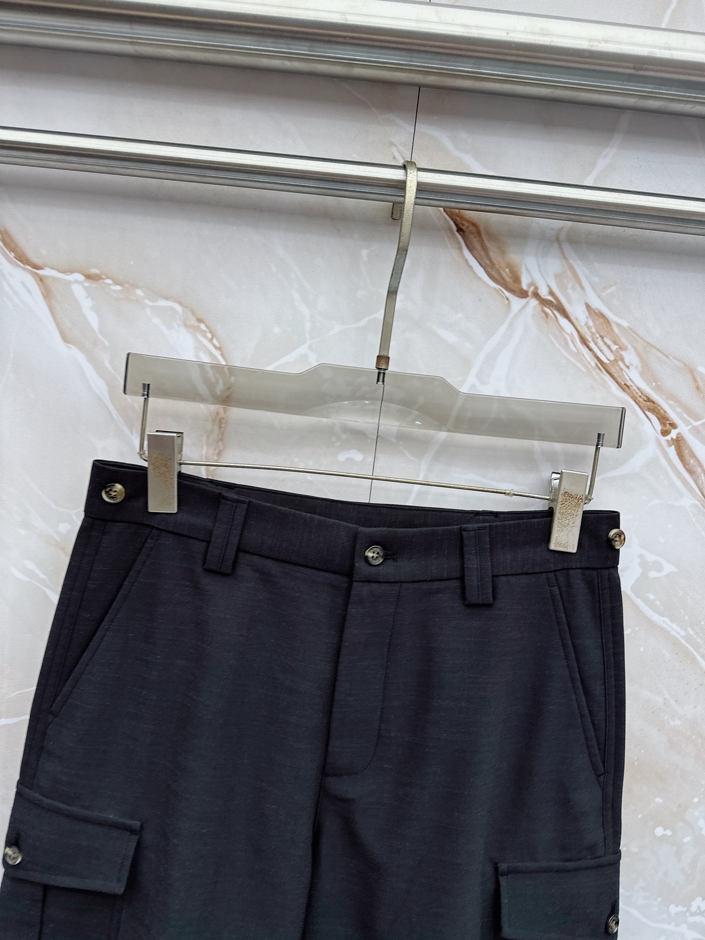 Loro Piana 春夏新品工装短裤，前中拉链开合，细纹面料，Logo五金标识。多袋工装裤，中腰裤头，