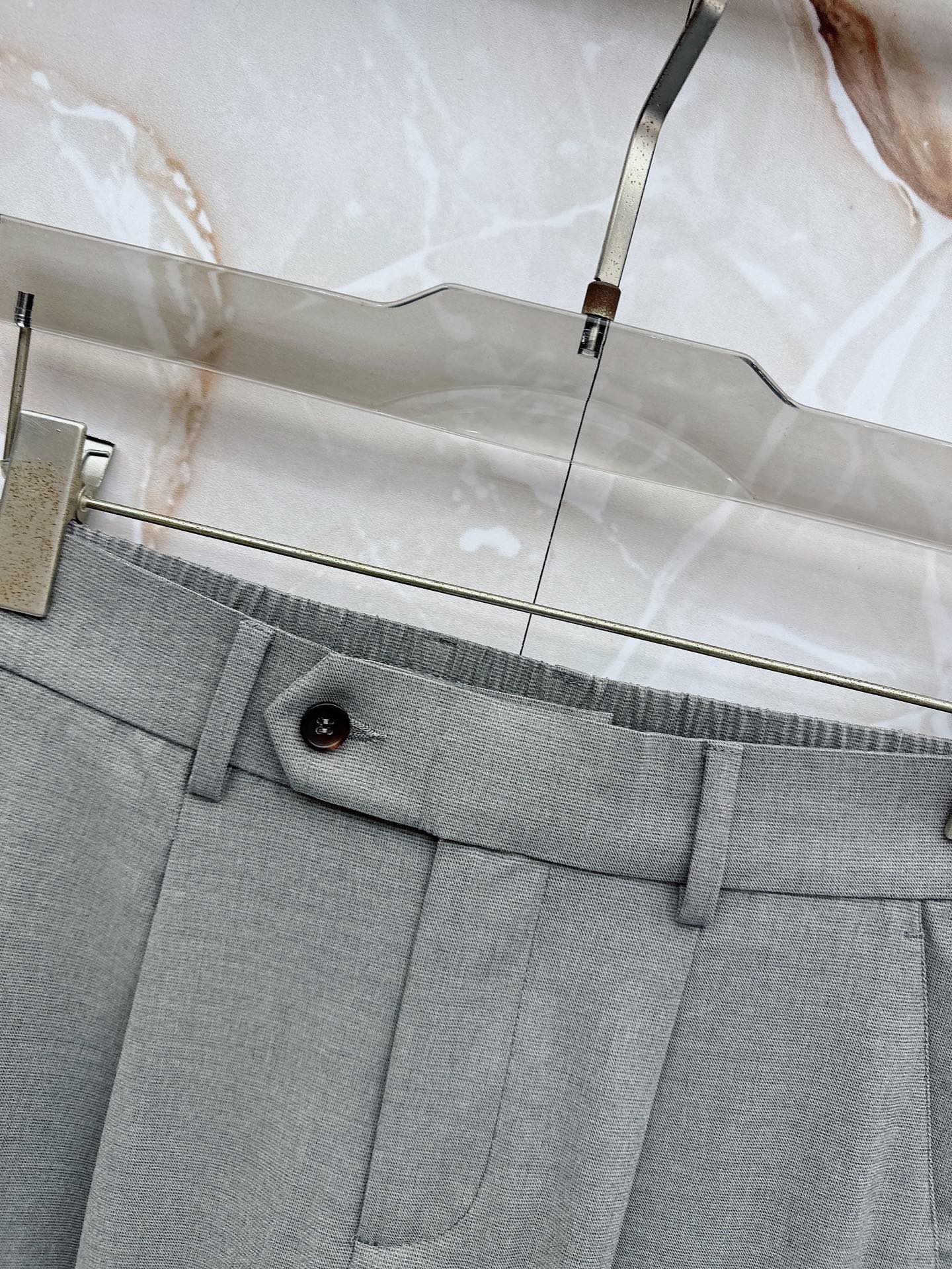 Loro Piana诺悠翩雅、2026春夏新品西裤，以利落剪裁重塑职场与日常穿搭的优雅边界。经典纯色调自