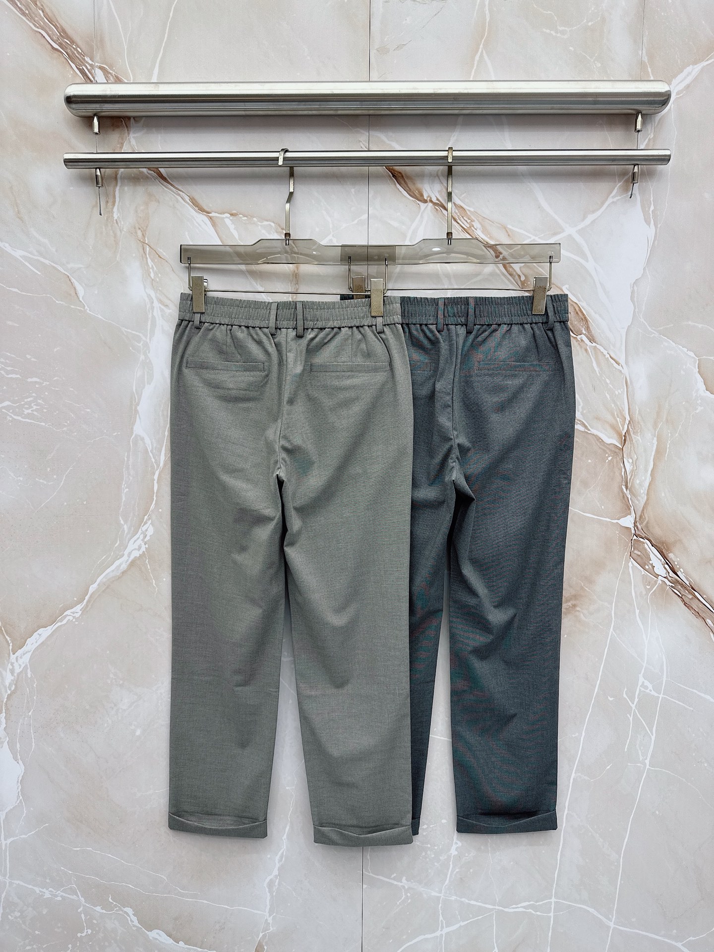 Loro Piana诺悠翩雅、2026春夏新品西裤，以利落剪裁重塑职场与日常穿搭的优雅边界。经典纯色调自