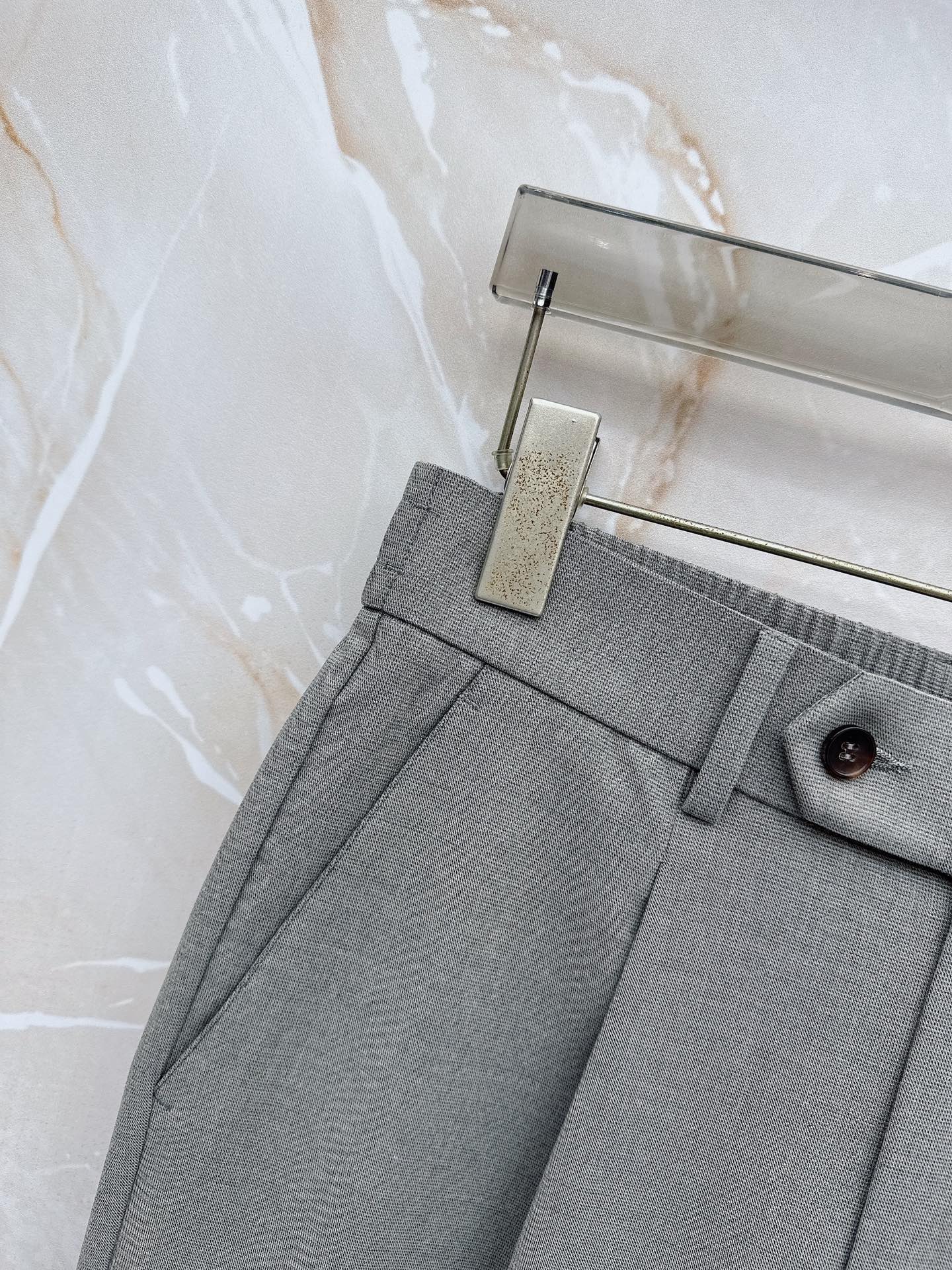 Loro Piana诺悠翩雅、2026春夏新品西裤，以利落剪裁重塑职场与日常穿搭的优雅边界。经典纯色调自