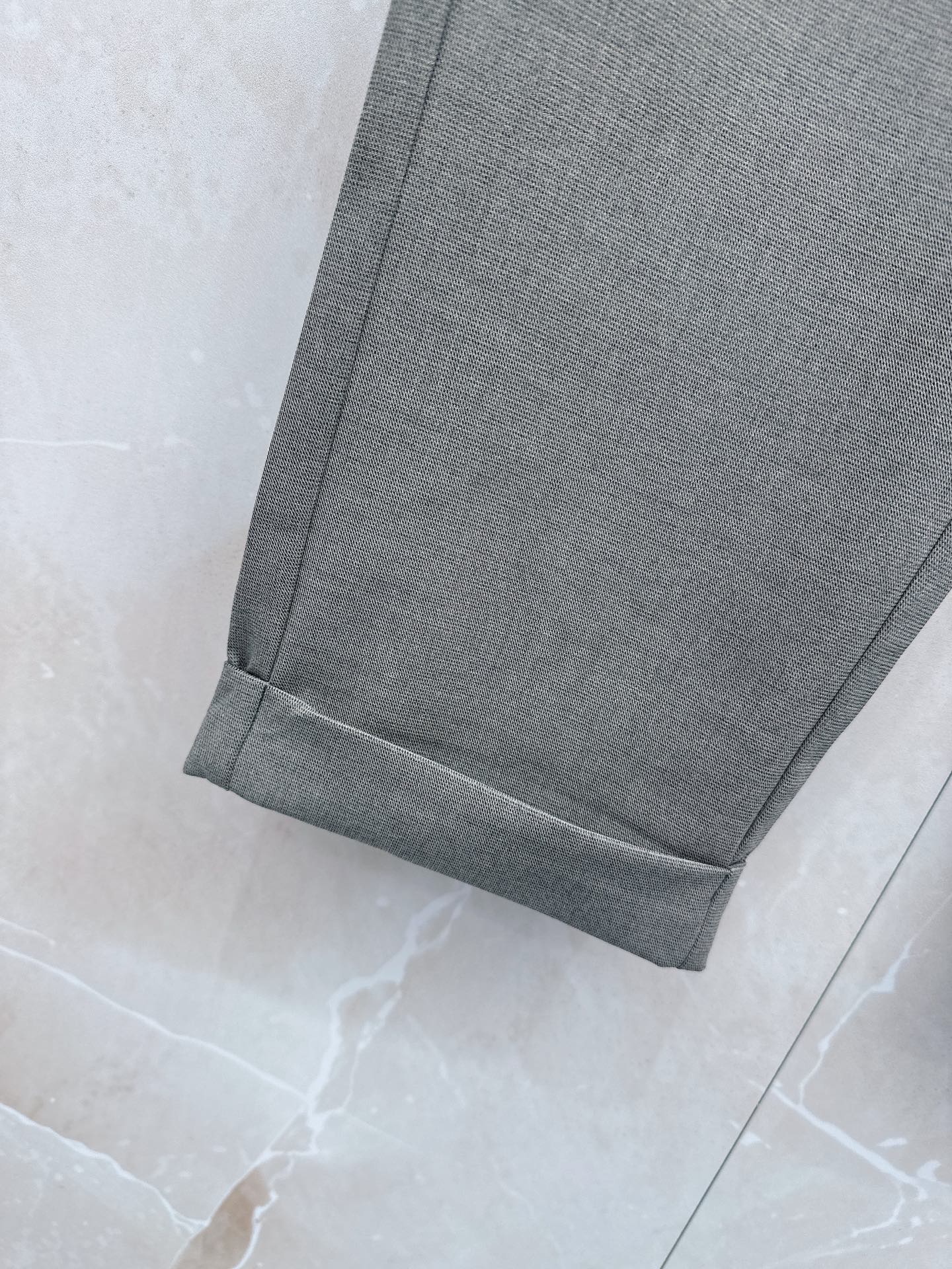 Loro Piana诺悠翩雅、2026春夏新品西裤，以利落剪裁重塑职场与日常穿搭的优雅边界。经典纯色调自