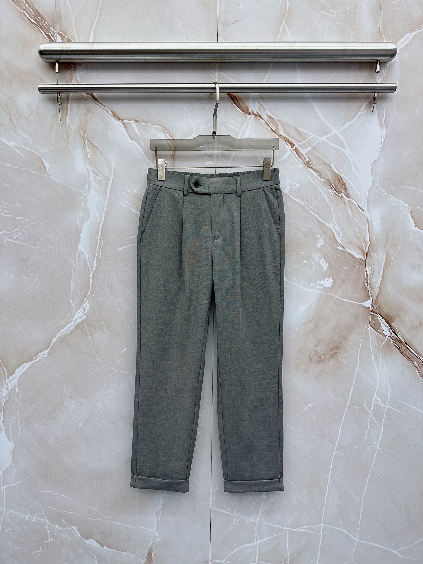 Loro Piana诺悠翩雅、2026春夏新品西裤，以利落剪裁重塑职场与日常穿搭的优雅边界。经典纯色调自