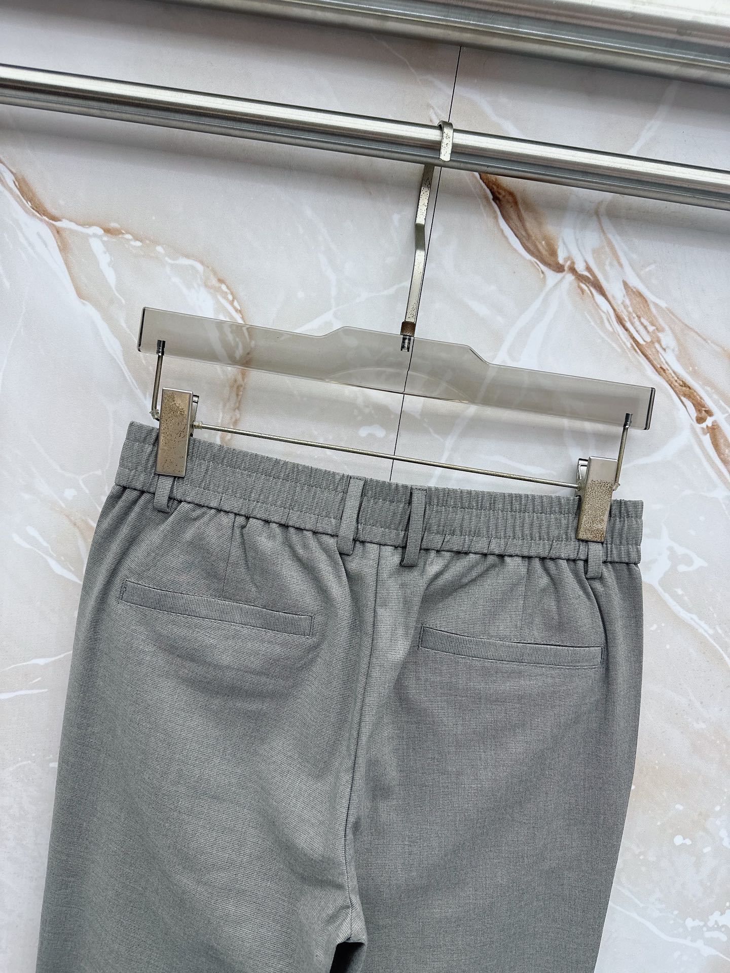 Loro Piana诺悠翩雅、2026春夏新品西裤，以利落剪裁重塑职场与日常穿搭的优雅边界。经典纯色调自