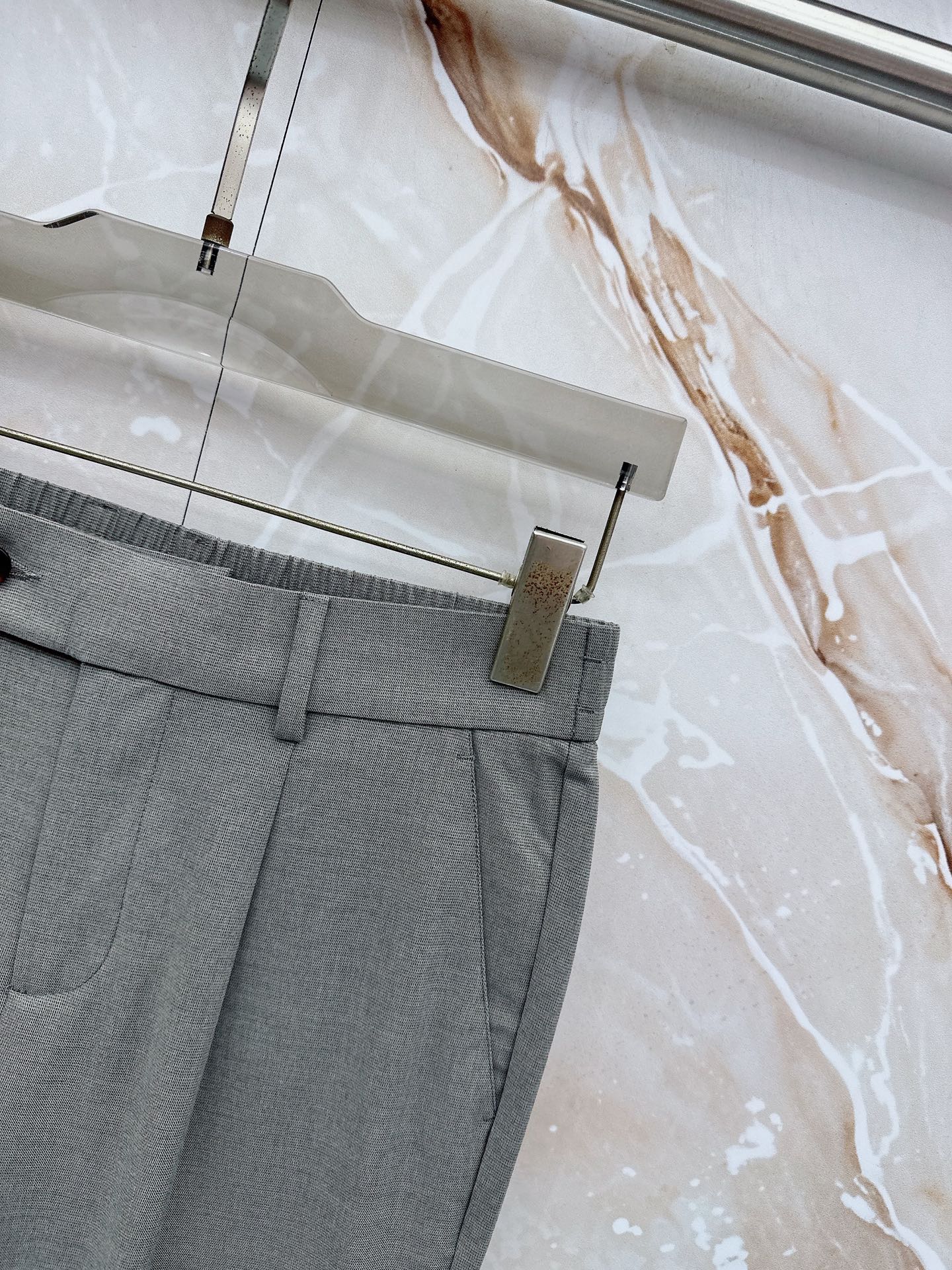 Loro Piana诺悠翩雅、2026春夏新品西裤，以利落剪裁重塑职场与日常穿搭的优雅边界。经典纯色调自