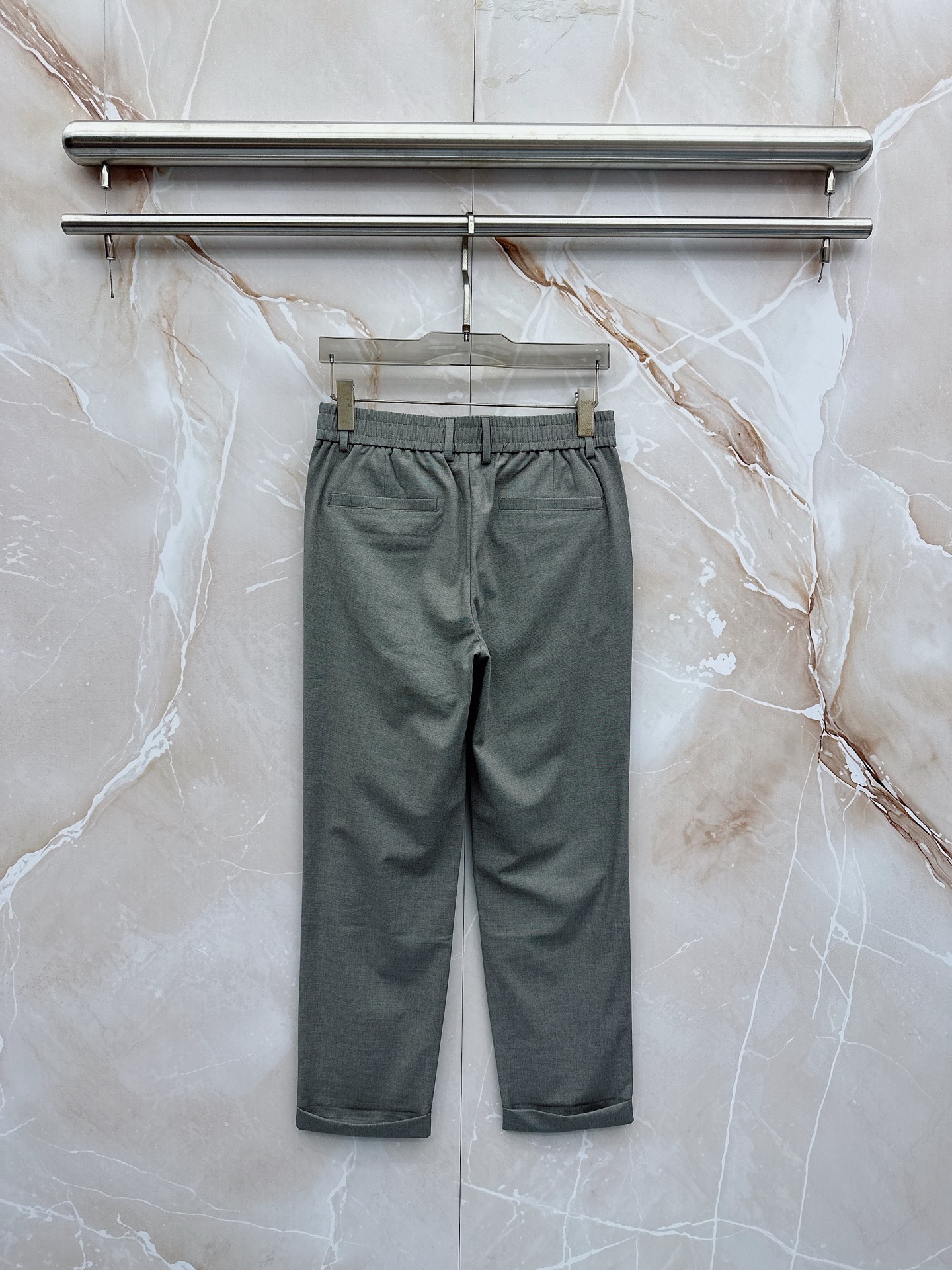 Loro Piana诺悠翩雅、2026春夏新品西裤，以利落剪裁重塑职场与日常穿搭的优雅边界。经典纯色调自