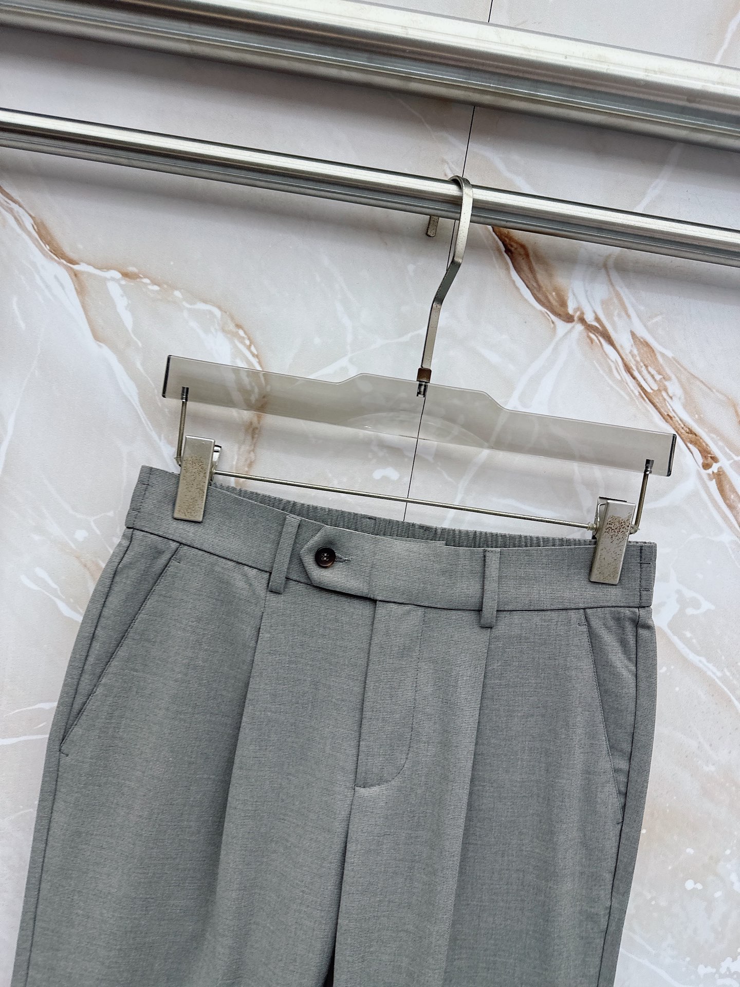 Loro Piana诺悠翩雅、2026春夏新品西裤，以利落剪裁重塑职场与日常穿搭的优雅边界。经典纯色调自