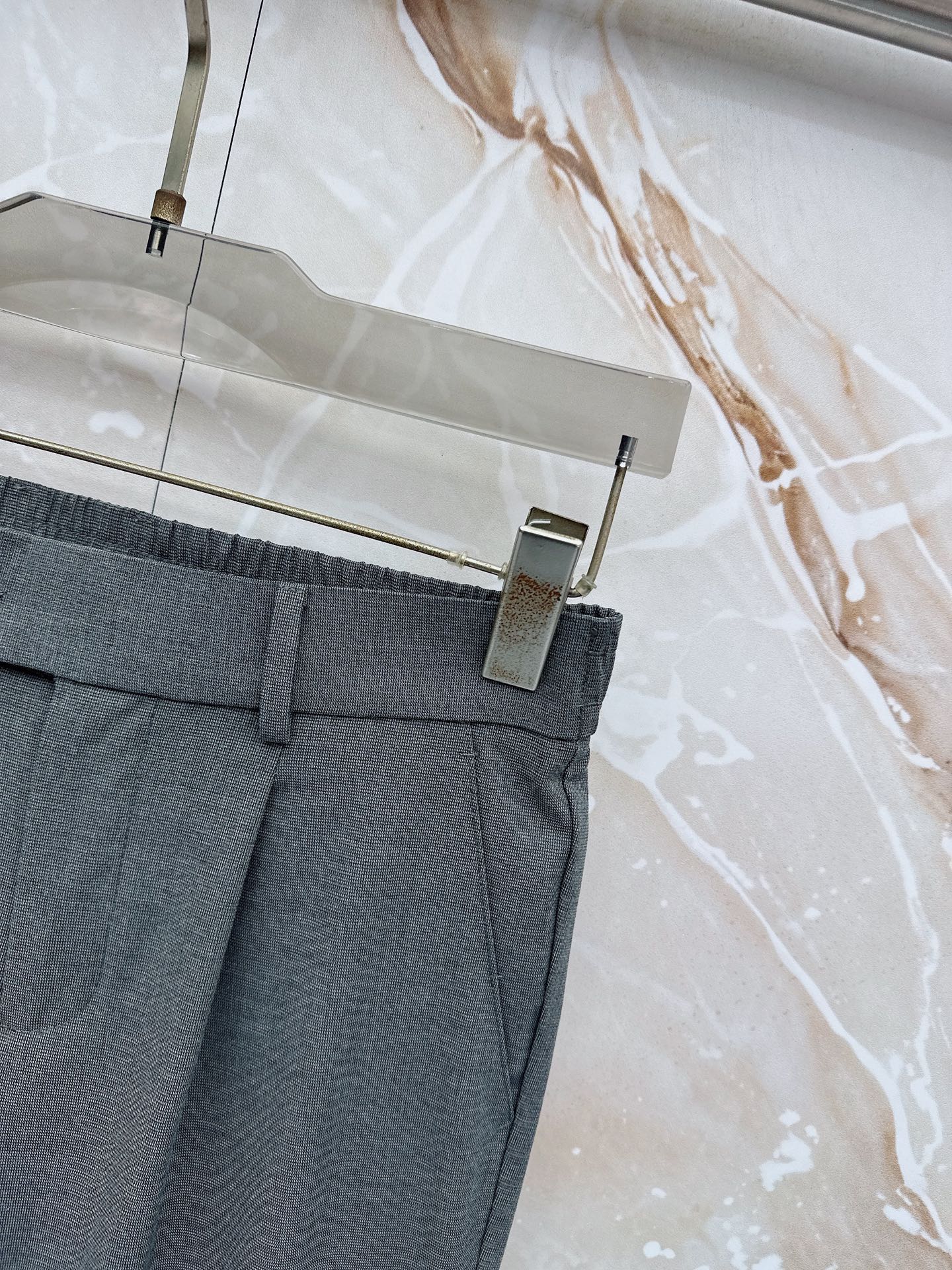 Loro Piana诺悠翩雅、2026春夏新品西裤，以利落剪裁重塑职场与日常穿搭的优雅边界。经典纯色调自