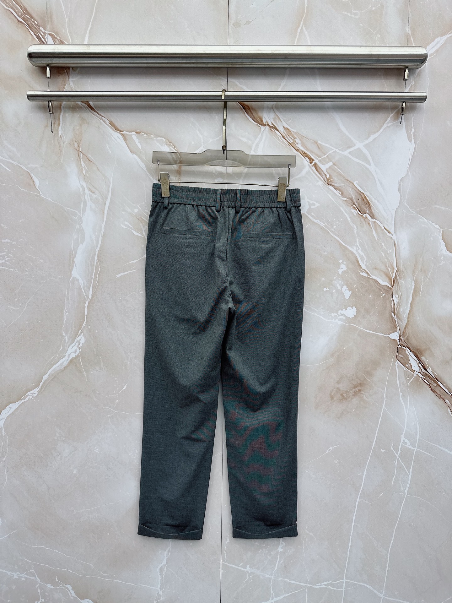 Loro Piana诺悠翩雅、2026春夏新品西裤，以利落剪裁重塑职场与日常穿搭的优雅边界。经典纯色调自