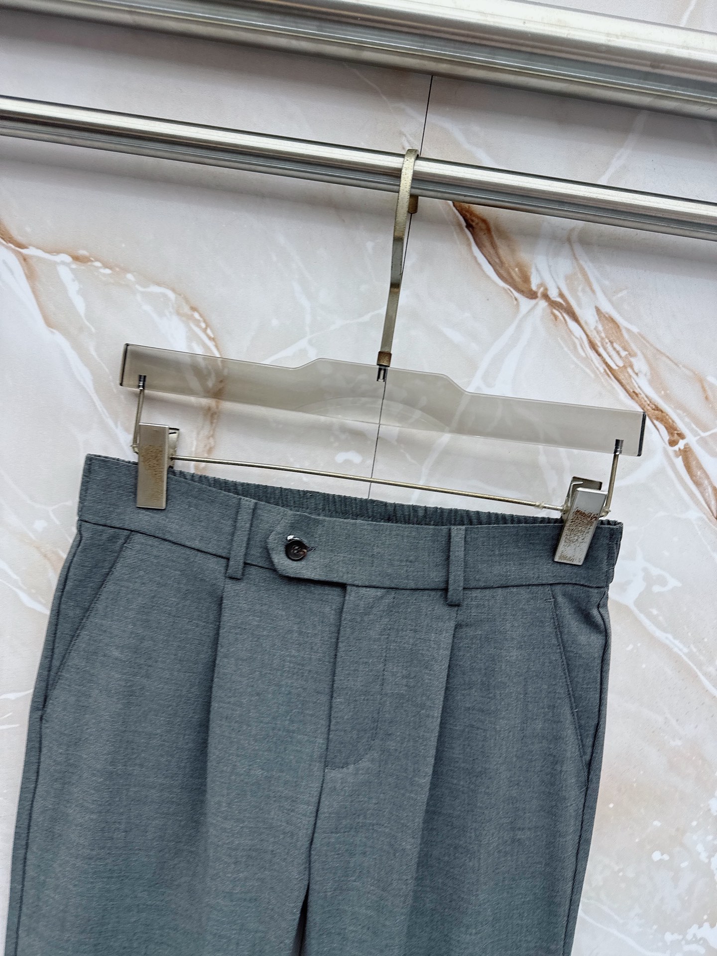 Loro Piana诺悠翩雅、2026春夏新品西裤，以利落剪裁重塑职场与日常穿搭的优雅边界。经典纯色调自