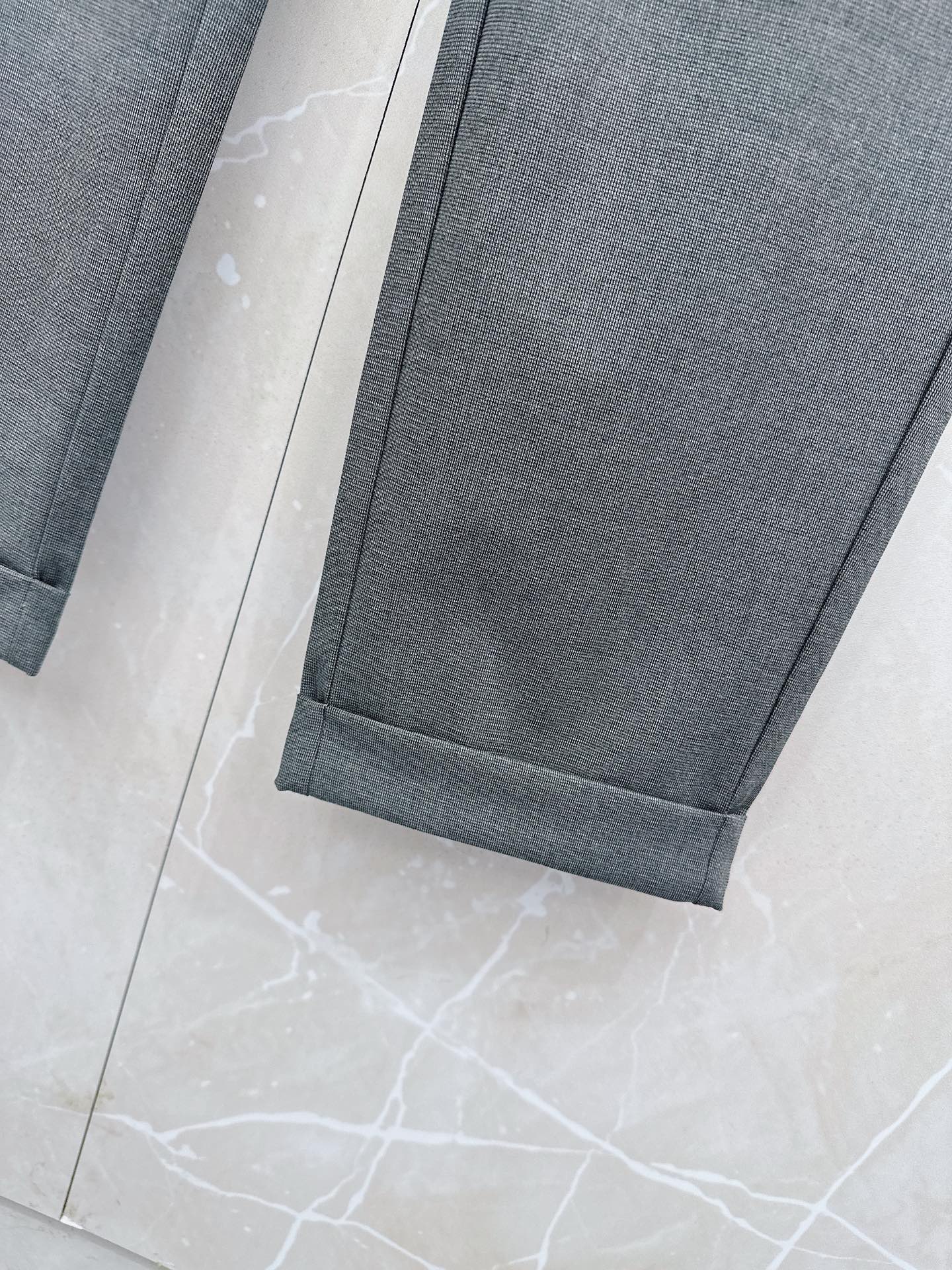 Loro Piana诺悠翩雅、2026春夏新品西裤，以利落剪裁重塑职场与日常穿搭的优雅边界。经典纯色调自