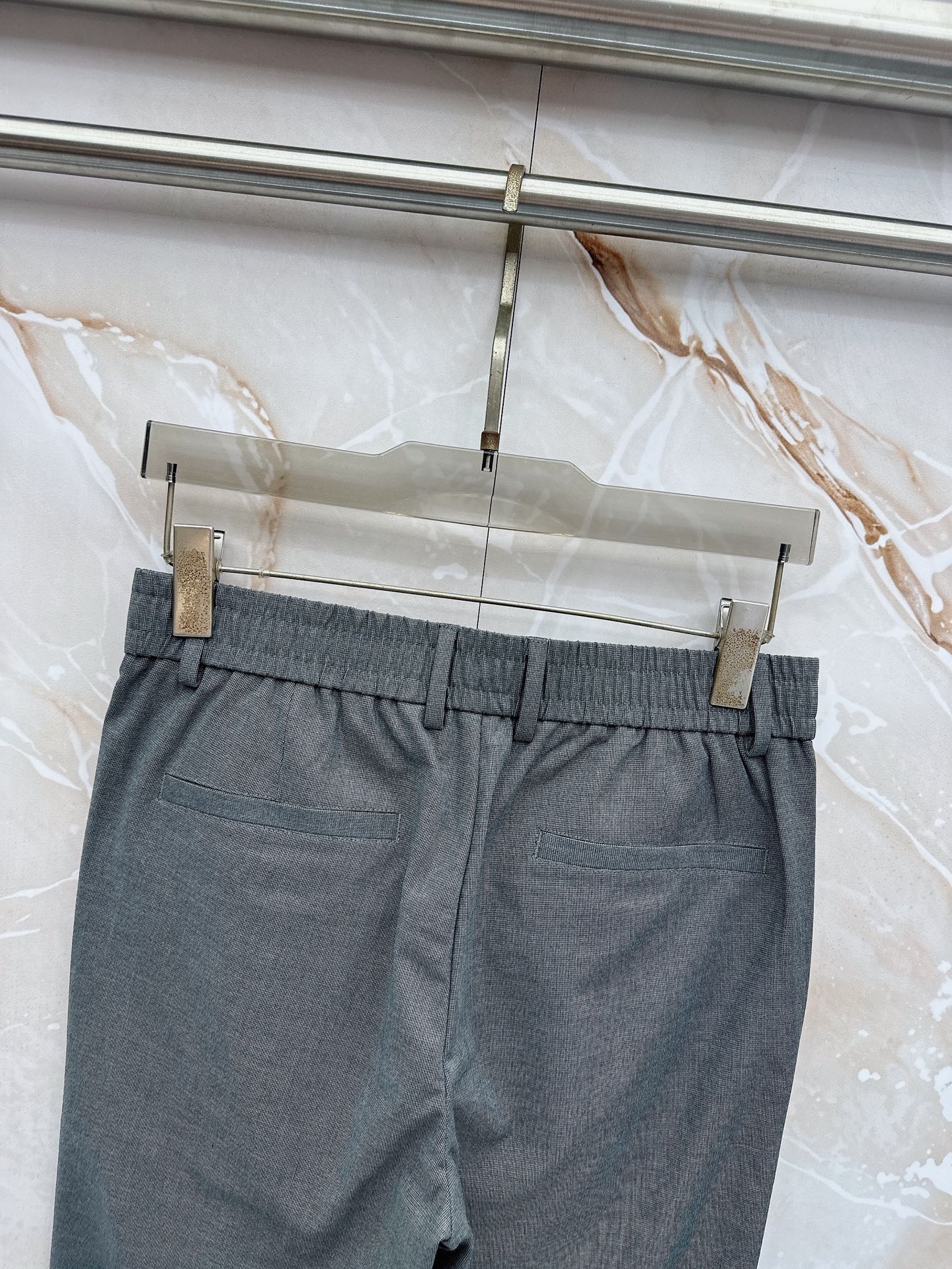 Loro Piana诺悠翩雅、2026春夏新品西裤，以利落剪裁重塑职场与日常穿搭的优雅边界。经典纯色调自