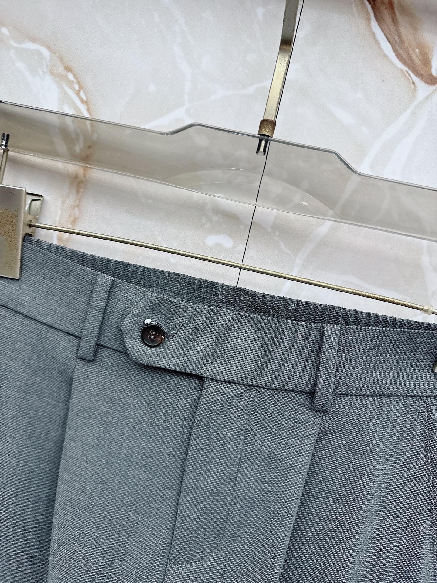 Loro Piana诺悠翩雅、2026春夏新品西裤，以利落剪裁重塑职场与日常穿搭的优雅边界。经典纯色调自