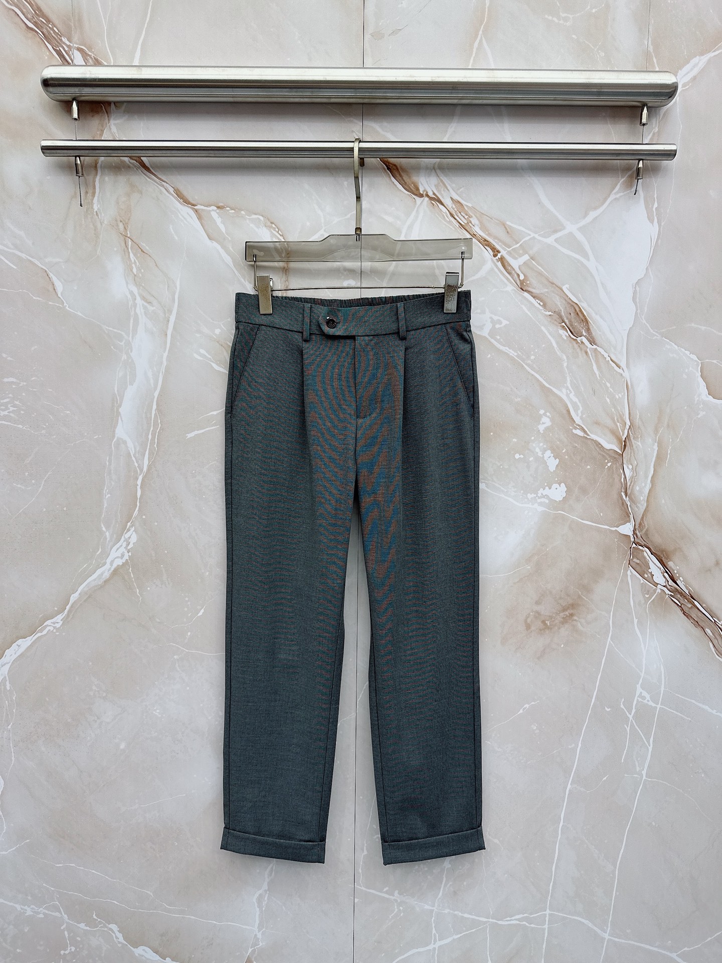 Loro Piana诺悠翩雅、2026春夏新品西裤，以利落剪裁重塑职场与日常穿搭的优雅边界。经典纯色调自