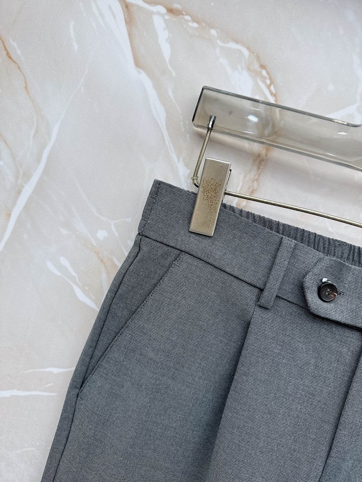 Loro Piana诺悠翩雅、2026春夏新品西裤，以利落剪裁重塑职场与日常穿搭的优雅边界。经典纯色调自