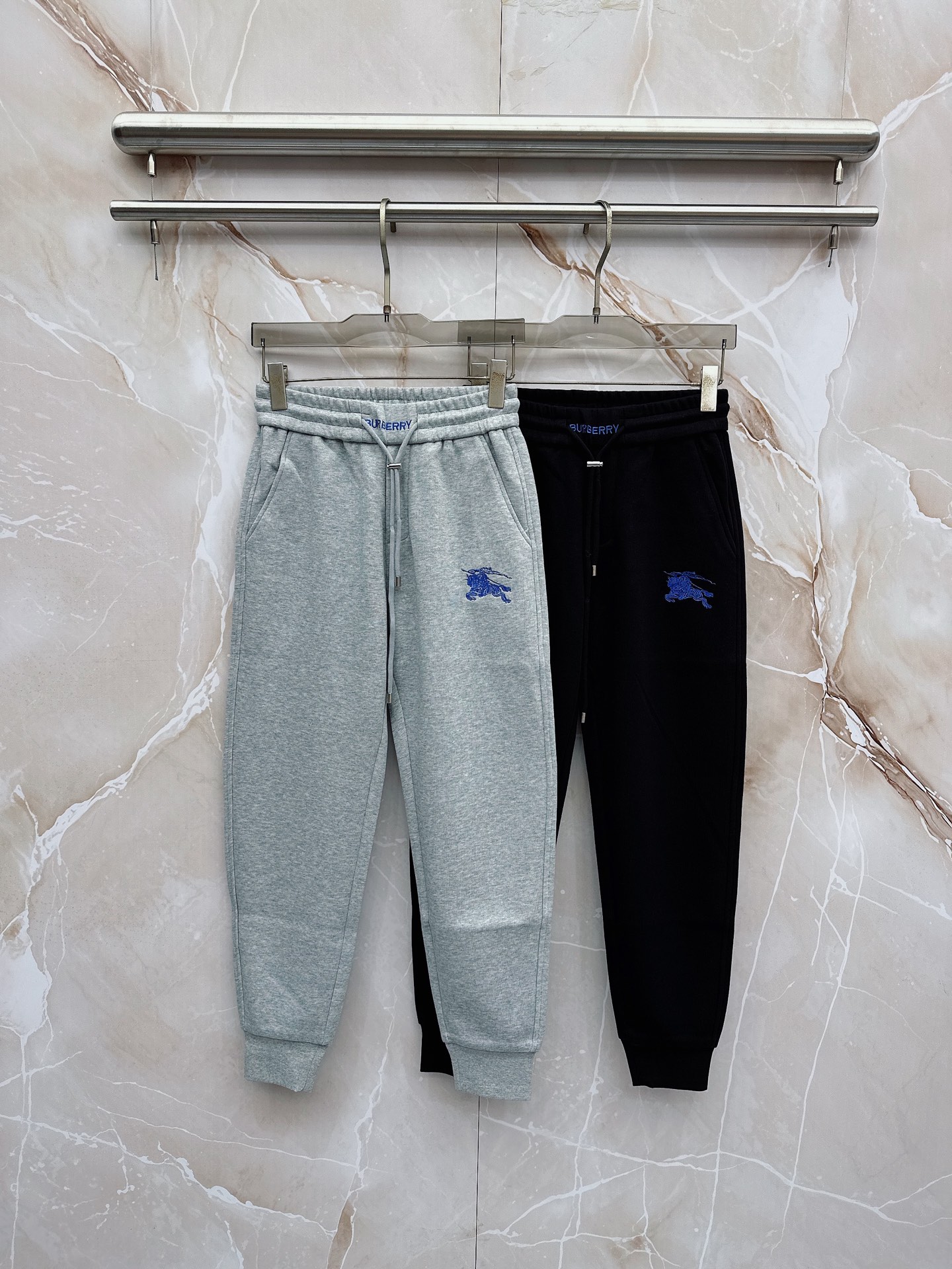 NO:835108,Burberry 2026 spring and summer new casual pants!  On sale simultaneously on the official website. The brand's classic LOGO casual pants, customized fabrics, excellent comfort, strong touch. Highly recognizable, perfect appearance and craftsmanship. Sizes M-3XL,, burberry,19860909巴宝莉 2026春夏新款休闲裤！官网同步发售.品牌经典LOGO休闲裤 ,定制面料,舒适度极好,手触感强烈.辨识度极高,完美品相工艺. 尺码M-3XL,,burberry,,Men's clothing