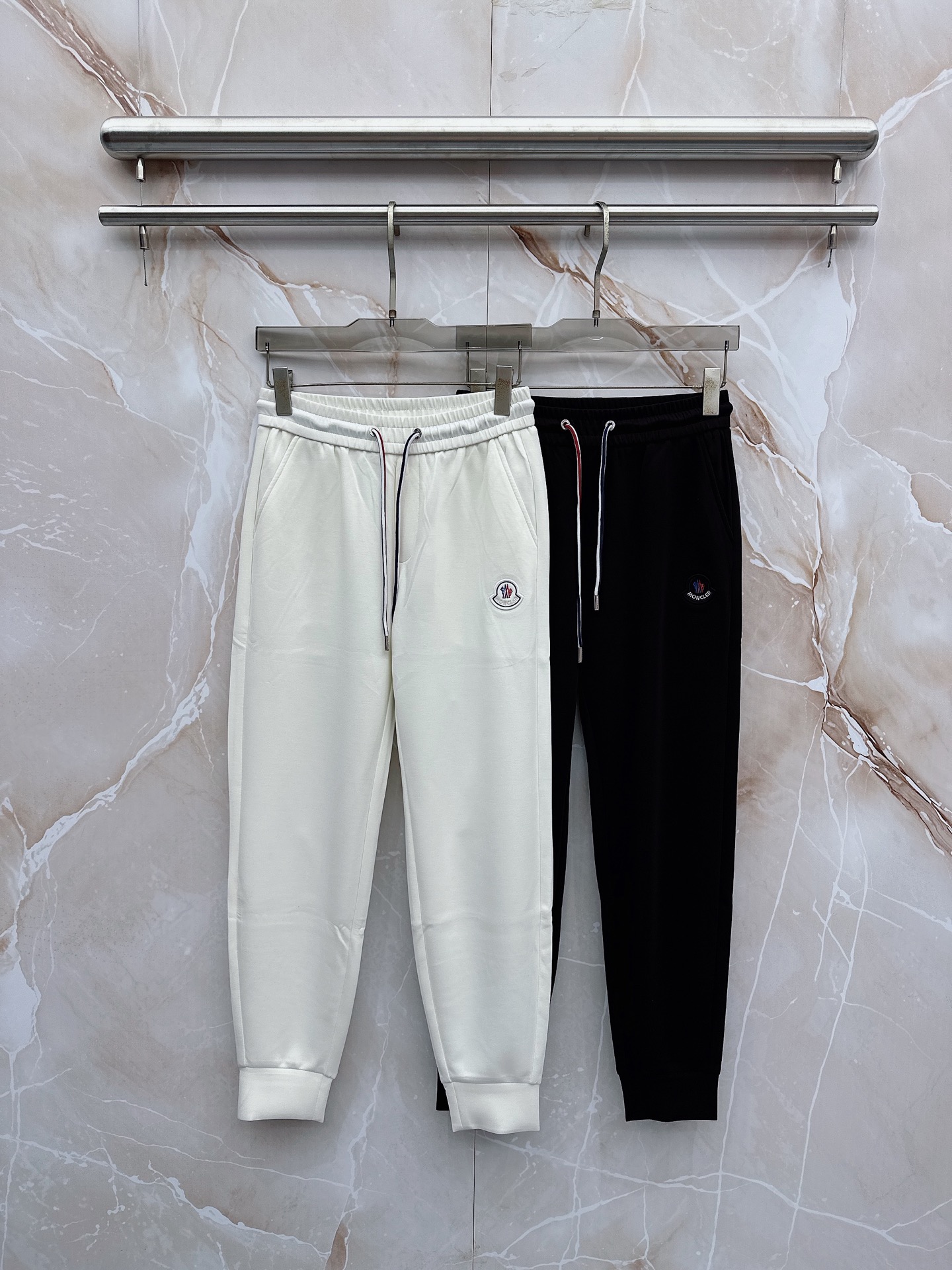 NO:835112,Mengkou 2026 spring and summer new casual pants!  On sale simultaneously on the official website. The brand's classic LOGO casual pants, customized fabrics, excellent comfort, strong touch. Highly recognizable, perfect appearance and craftsmanship. Sizes M-3XL, Moncler,19860909蒙口 2026春夏新款休闲裤！官网同步发售.品牌经典LOGO休闲裤 ,定制面料,舒适度极好,手触感强烈.辨识度极高,完美品相工艺. 尺码M-3XL,,Moncler,,Men's clothing