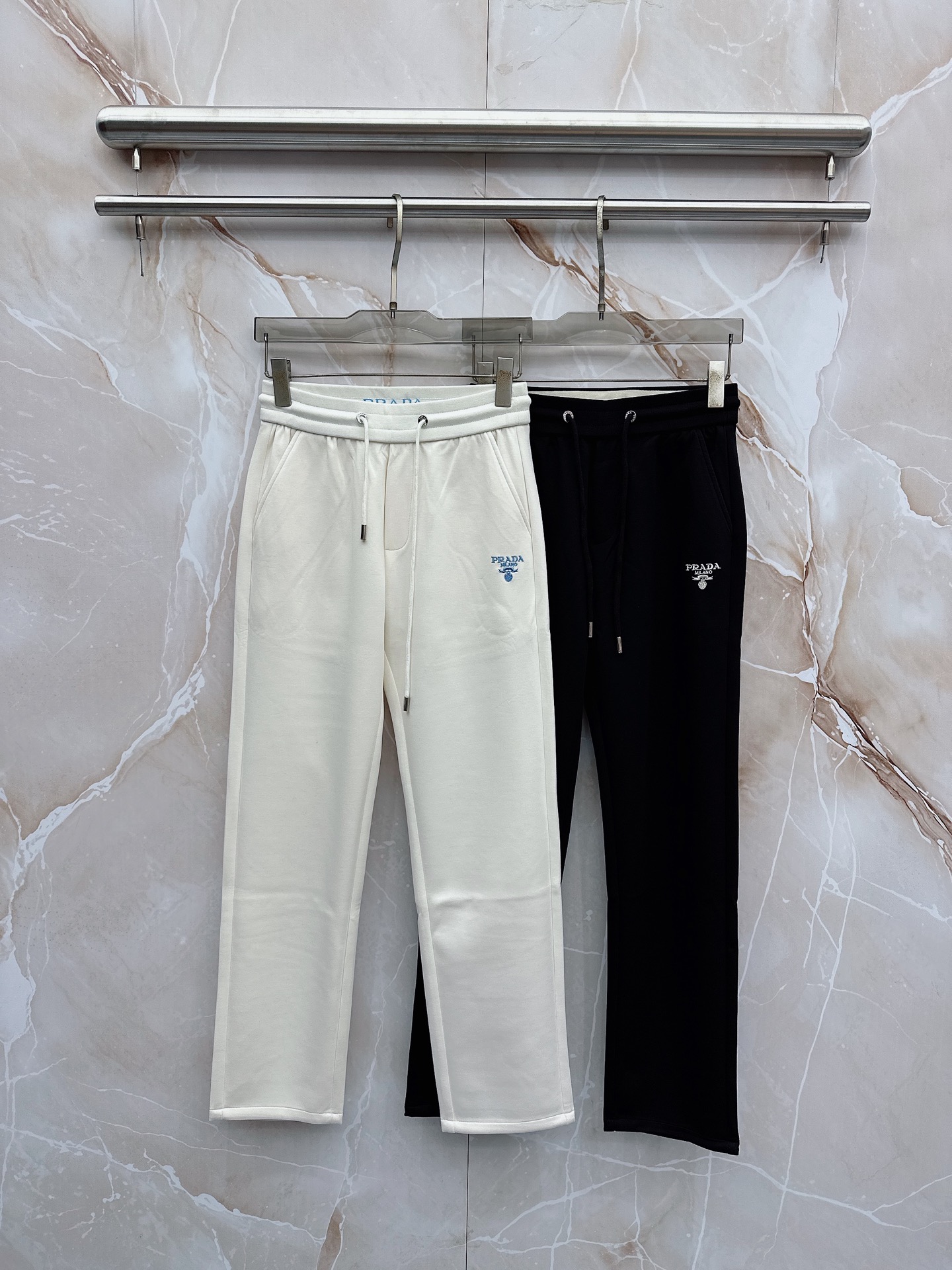 NO:835118,Prada 2026 spring and summer new casual pants!  On sale simultaneously on the official website. The brand's classic LOGO casual pants, customized fabrics, extremely comfortable, strong touch. Highly recognizable, perfect appearance and craftsmanship. Sizes M-3XL,, prada,19860909普拉达 2026春夏新款休闲裤！官网同步发售.品牌经典LOGO休闲裤 ,定制面料,舒适度极好,手触感强烈.辨识度极高,完美品相工艺. 尺码M-3XL,,prada,,Men's clothing