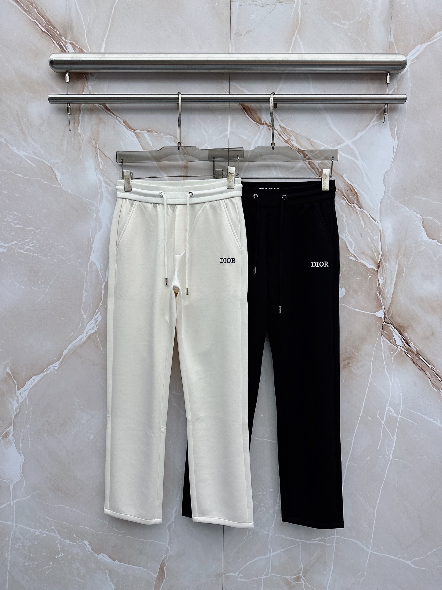 NO:835124,Dior 2026 new spring and summer casual pants!  On sale simultaneously on the official website. The brand's classic LOGO casual pants, customized fabrics, extremely comfortable, strong touch. Highly recognizable, perfect appearance and craftsmanship. Sizes M-3XL, dior,19860909迪奥 2026春夏新款休闲裤！官网同步发售.品牌经典LOGO休闲裤 ,定制面料,舒适度极好,手触感强烈.辨识度极高,完美品相工艺. 尺码M-3XL,,dior,,Men's clothing