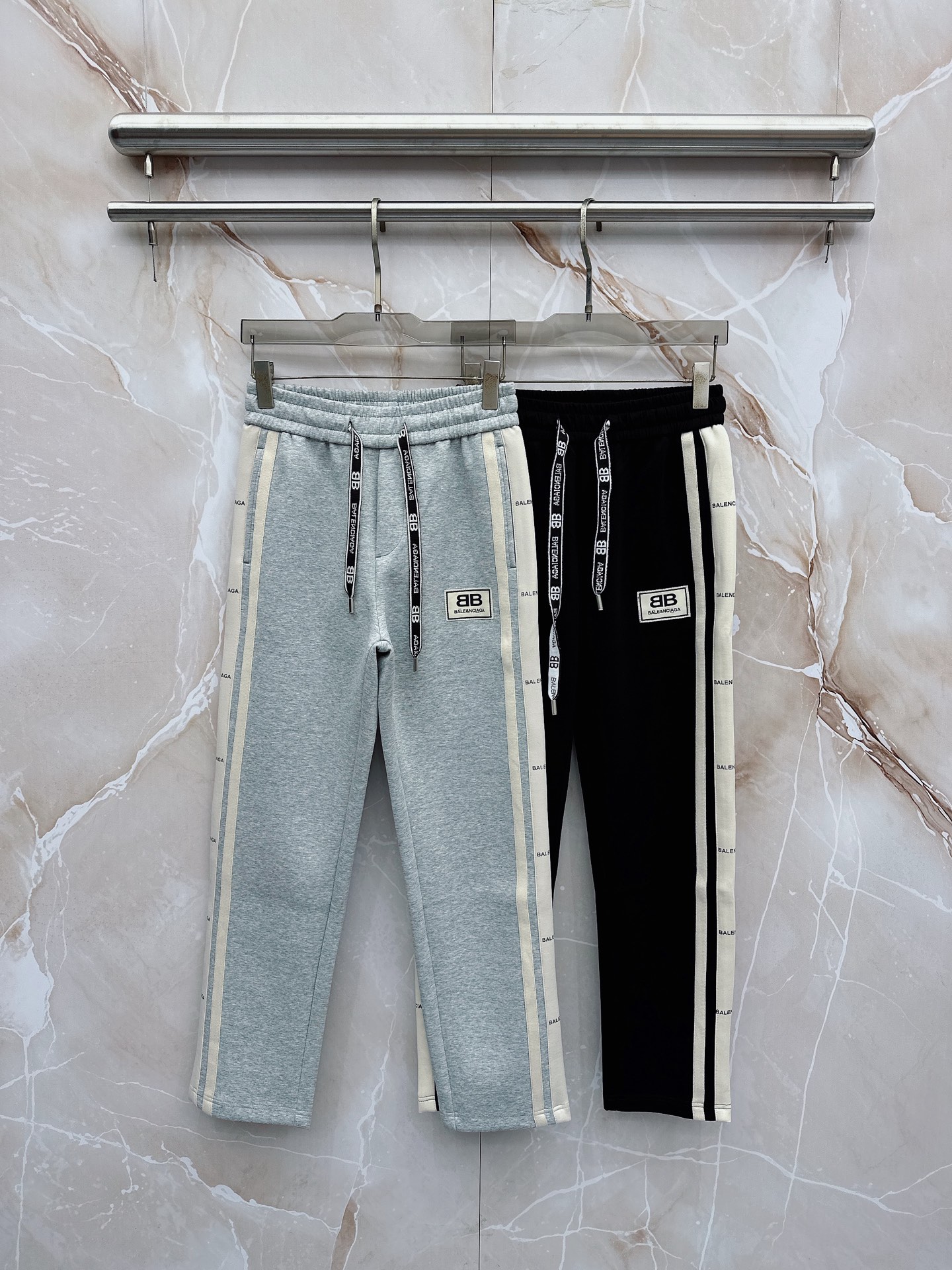 NO:835127,Balenciaga 2026 spring and summer new casual pants!  On sale simultaneously on the official website. The brand's classic LOGO casual pants, customized fabrics, excellent comfort, strong touch. Highly recognizable, perfect appearance and craftsmanship. Sizes M-3XL, balenciaga,19860909巴黎世家 2026春夏新款休闲裤！官网同步发售.品牌经典LOGO休闲裤 ,定制面料,舒适度极好,手触感强烈.辨识度极高,完美品相工艺. 尺码M-3XL,,balenciaga,,Men's clothing