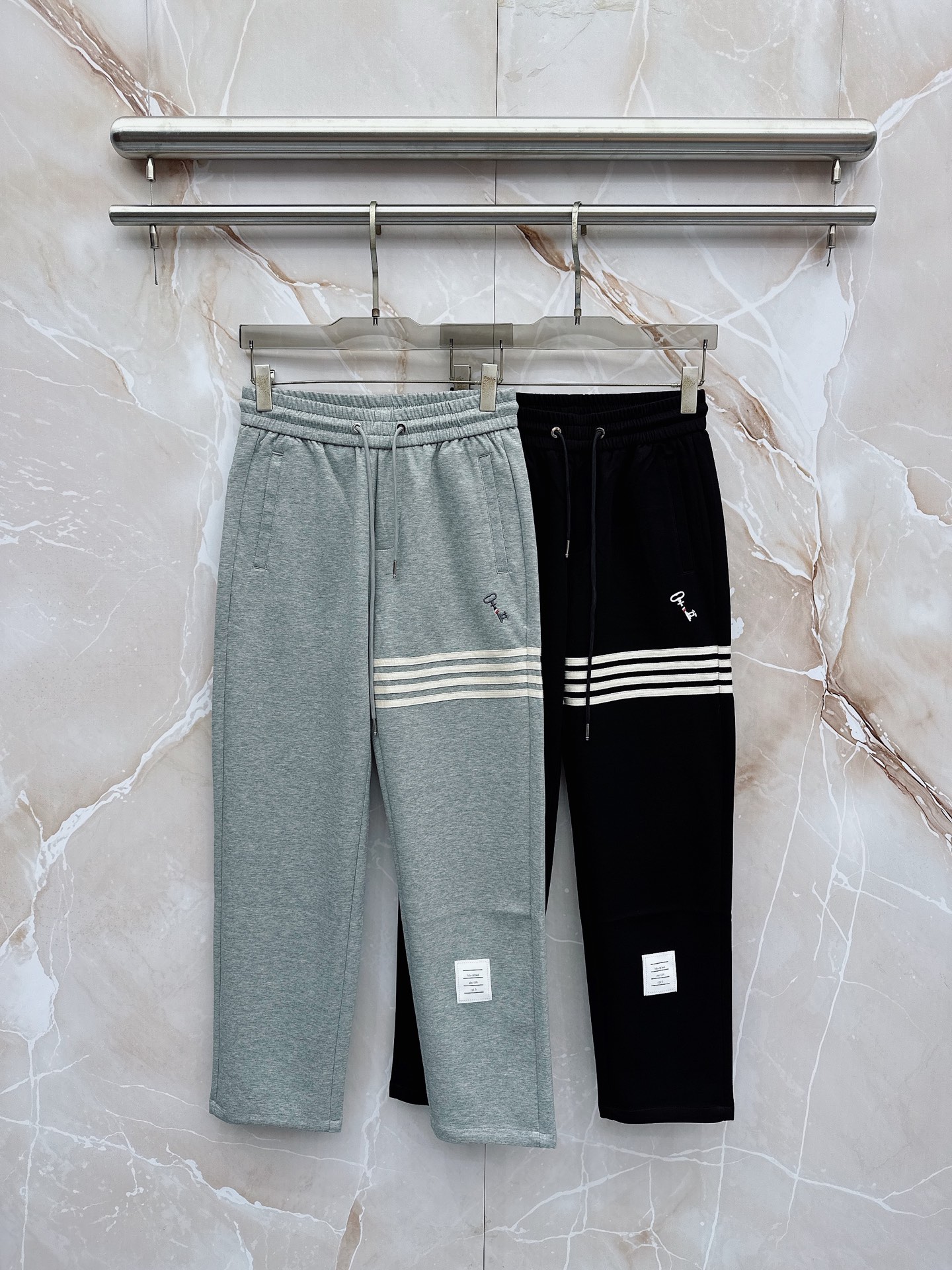 NO:835130,TB 2026 spring and summer new casual pants!  On sale simultaneously on the official website. The brand's classic LOGO casual pants, customized fabrics, excellent comfort, strong touch. Highly recognizable, perfect appearance and craftsmanship. Sizes M-3XL,,19860909TB 2026春夏新款休闲裤！官网同步发售.品牌经典LOGO休闲裤 ,定制面料,舒适度极好,手触感强烈.辨识度极高,完美品相工艺. 尺码M-3XL,,,Men's clothing